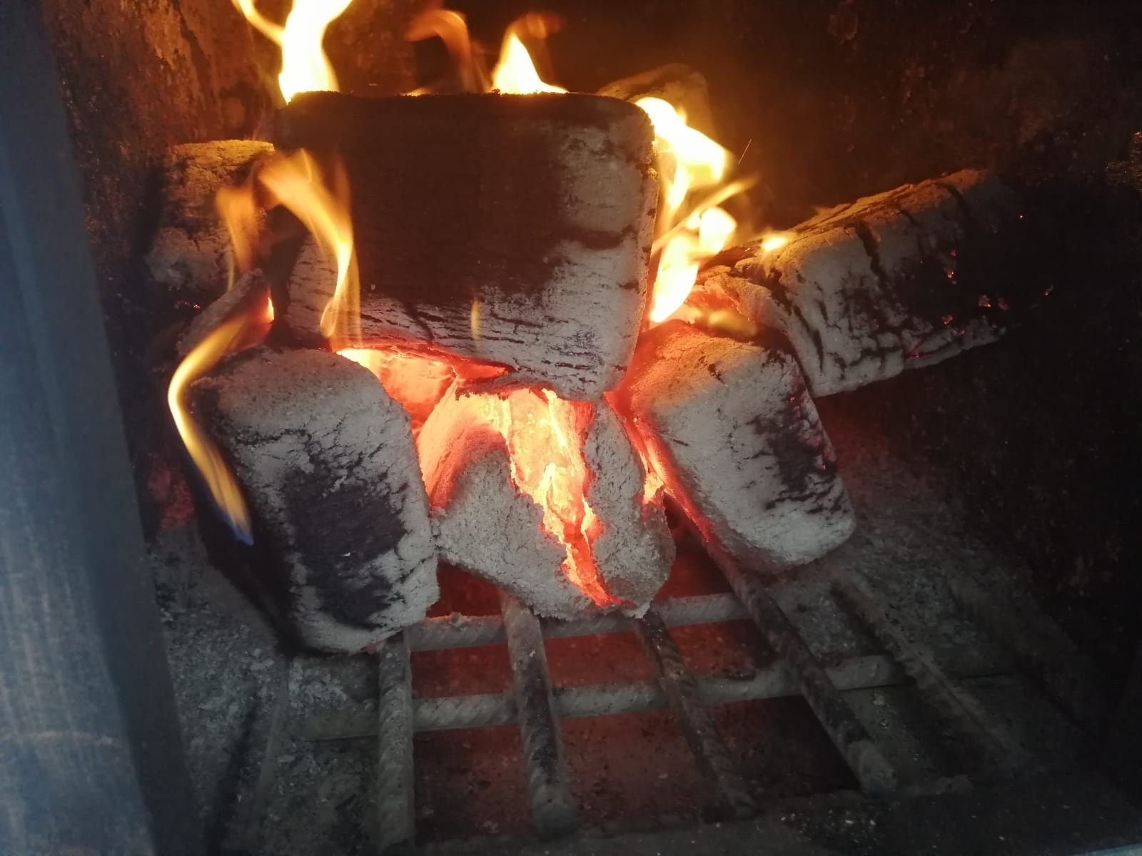 Дрова или брикеты, что лучше использовать для бани — читать статью в блоге