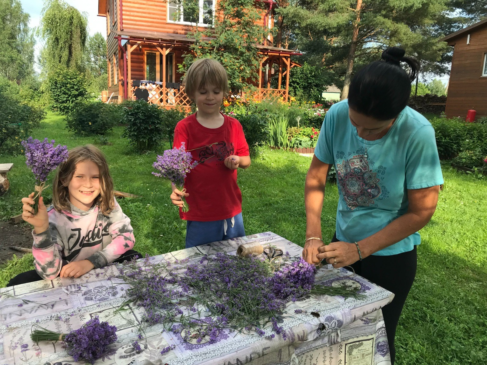 Дочка с внуками на экоферме. Эко отдых в Подмосковье в эко-отеле Марии Гиппенрейтер