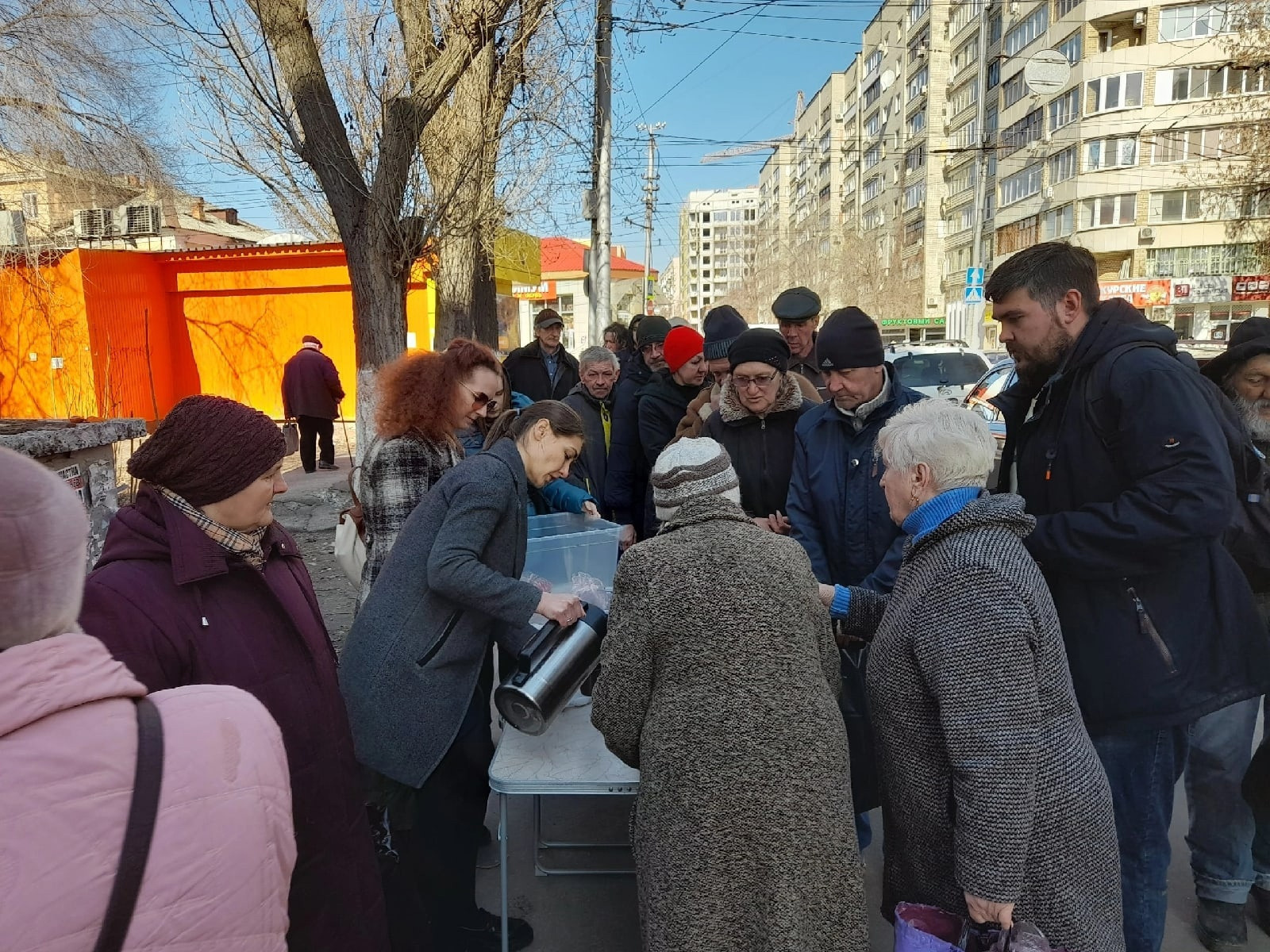 Продолжается помощь малоимущим бесплатными обедами и продуктами. Северное благочиние Саратовской епархии