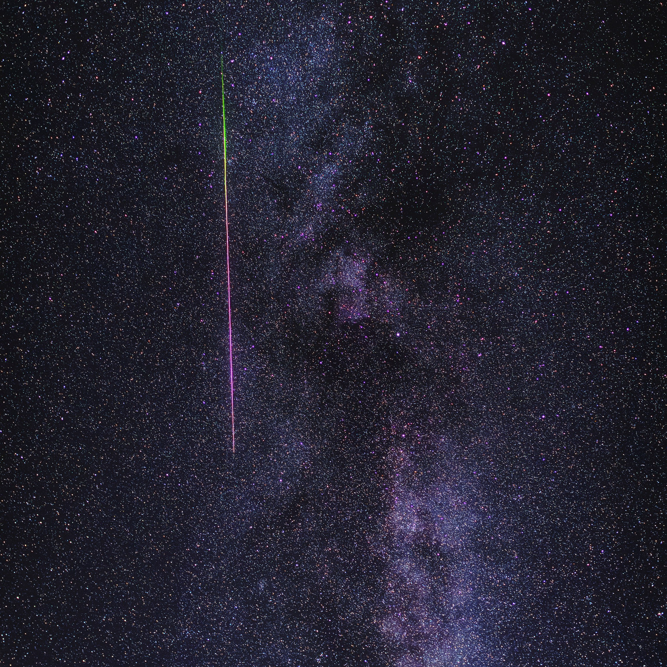 Бесплатная коллекция астрофотографий с метеорным потоком Персеиды и галактикой Млечный Путь