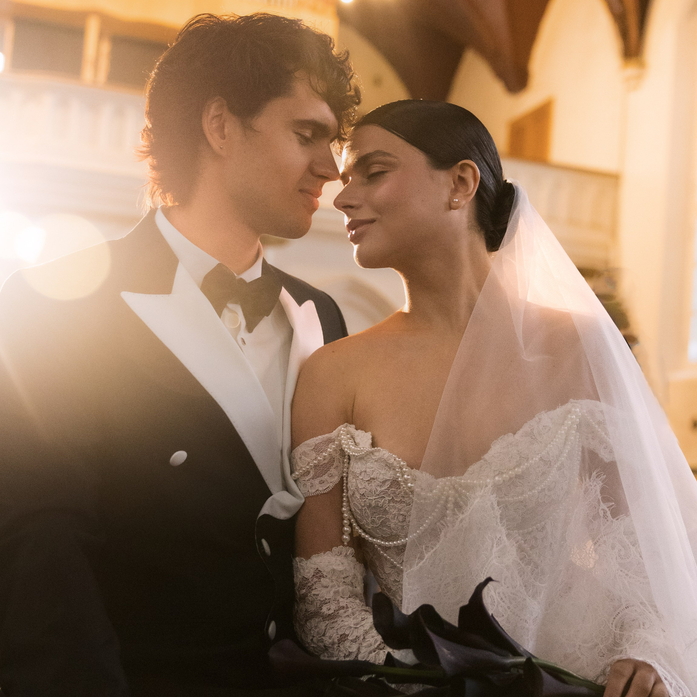 Романтическая свадебная фотосессия, запечатлевшая нежные моменты жениха и невесты во время церемонии, или портретная фотосессия в золотой час.