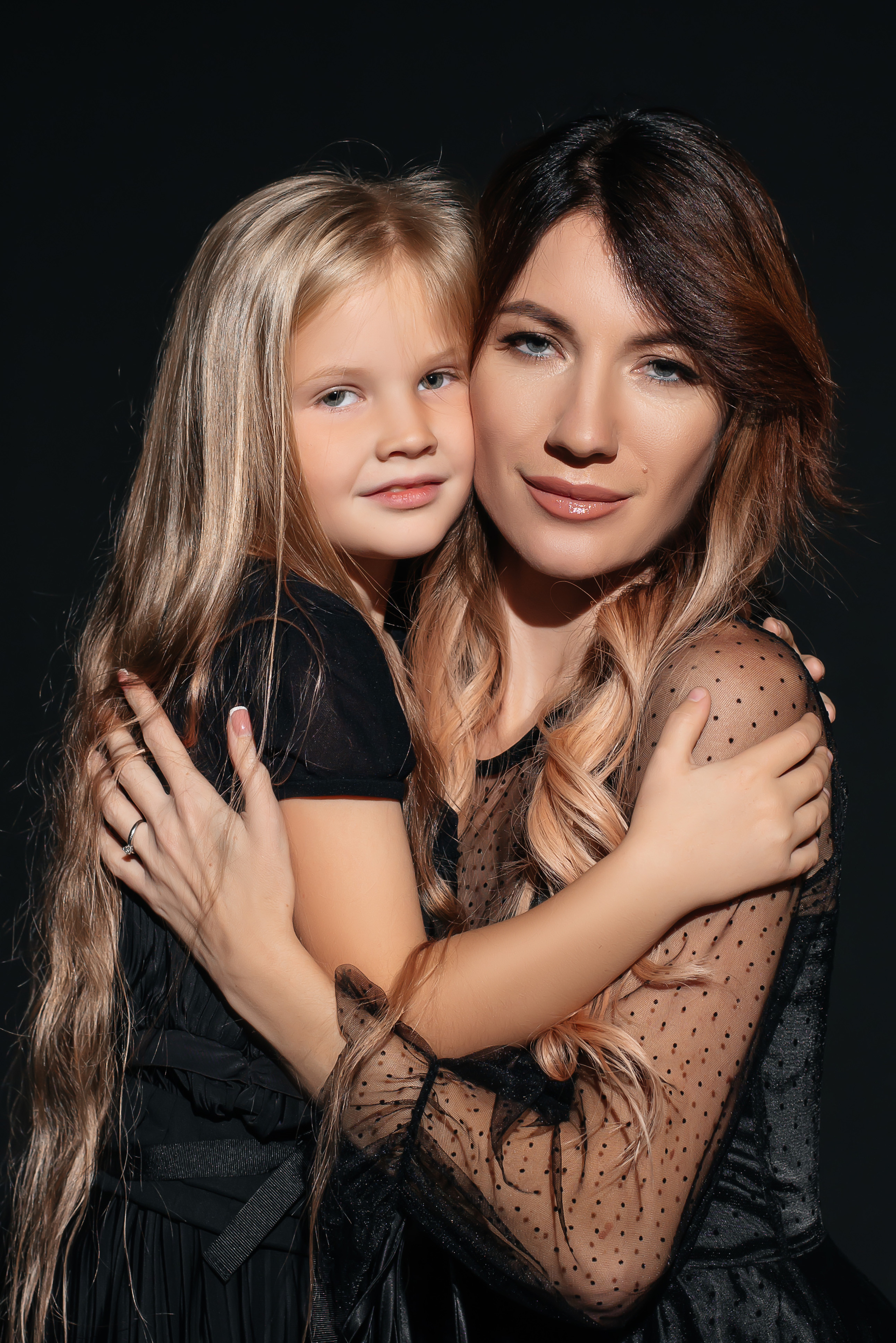 Студийная семейная съемка на черном фоне. Свадебный фотограф  Калининград | Москва|