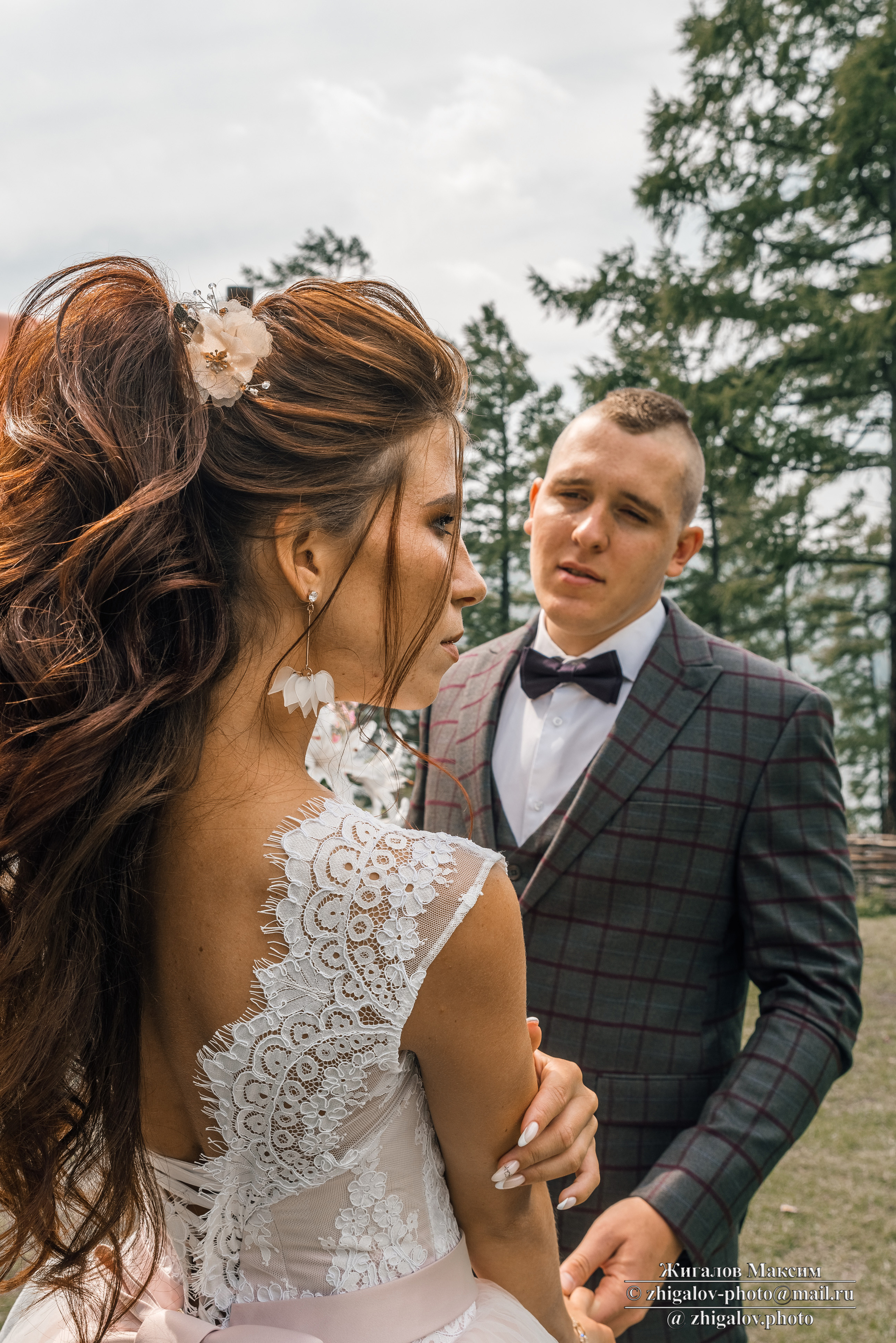 Свадебная фотосессия не менее волнительное действие чем и сама регистрация и банкет. Чтобы было более спокойно и комфортно можно по стоимости одного тарифа разделить фотосессию на две части это обязательная часть регистрация и первый танец и вторая часть когда можно собраться через пару дней после всего и провести не спешную свадебную фотосессию без всякого волнения и расторопности.