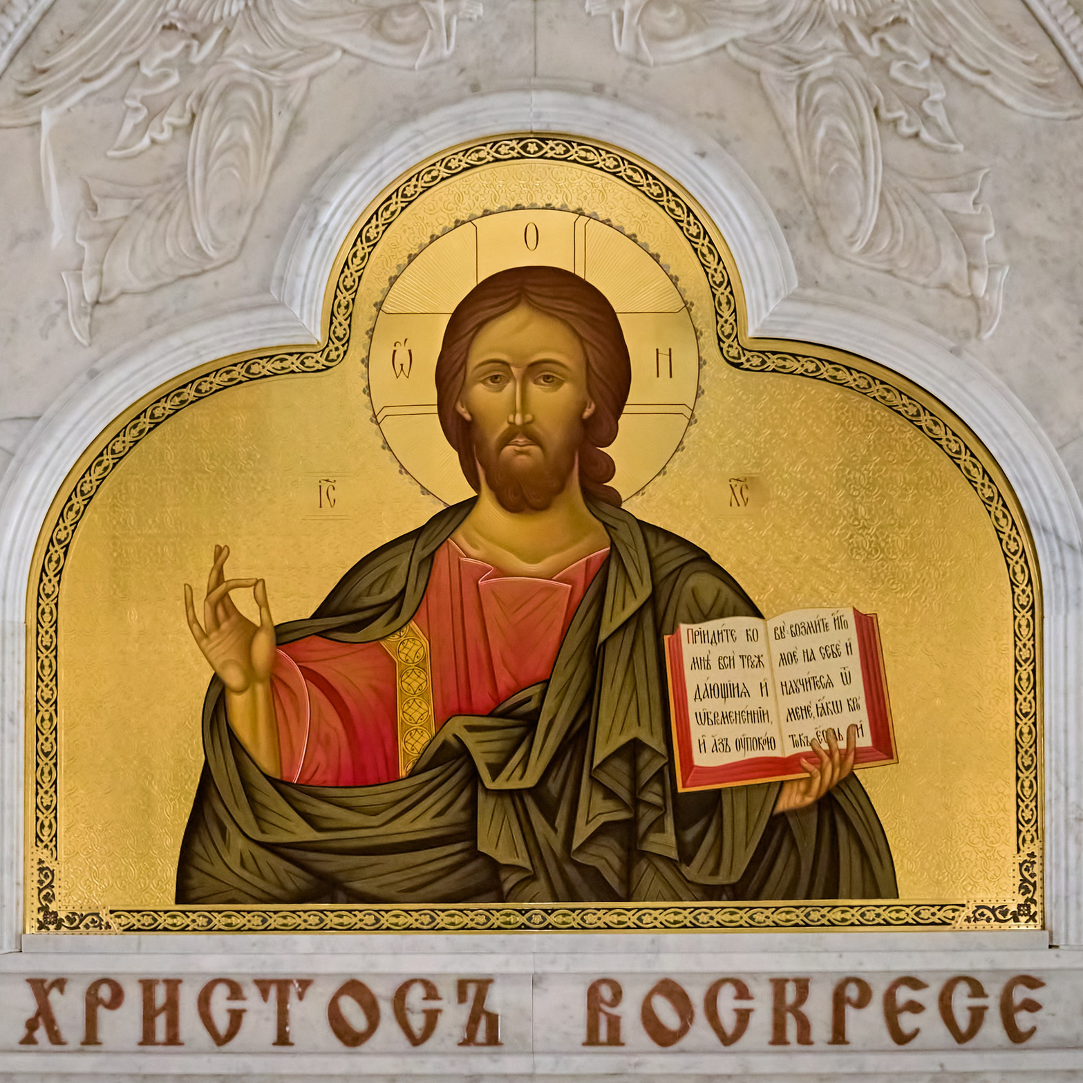 Иконостас и иконы в интерьере Храма Пророка Божия Илии