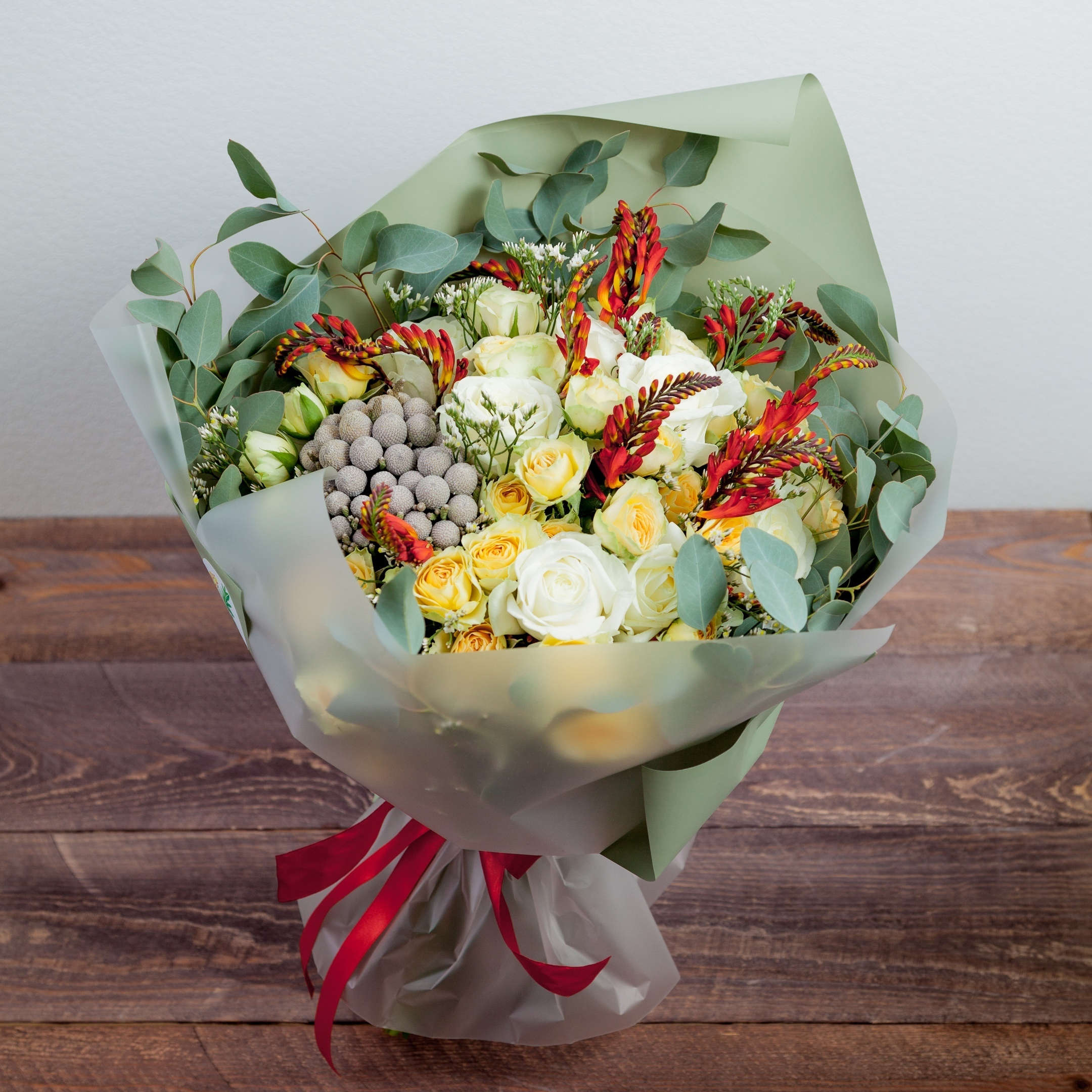 Букет роза одноголовая, роза кустовая, крокосмия, бруния. Флорист Маргарита Гладкова