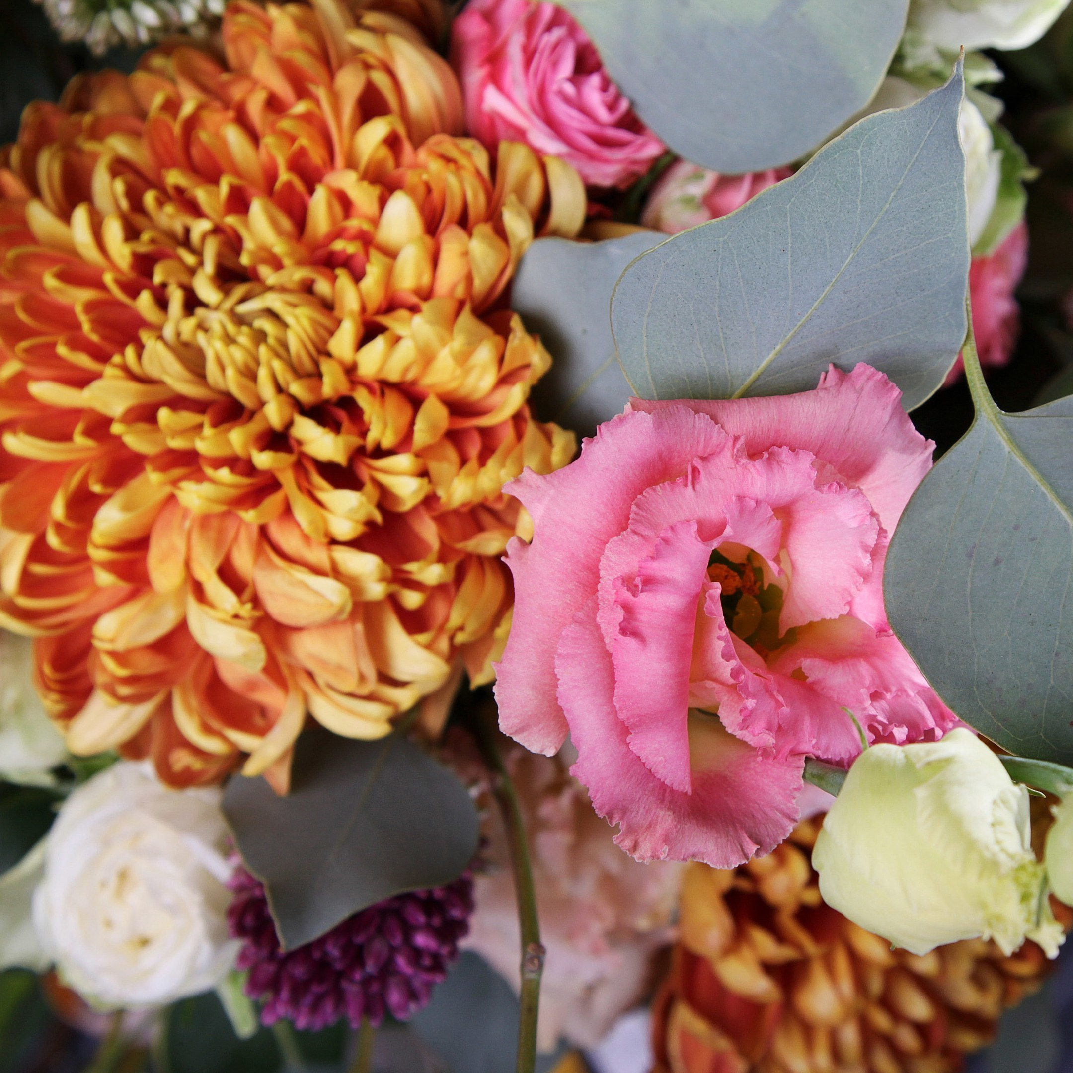 Букет хризантема, роза, лизиантус, аллиум. Флорист Маргарита Гладкова