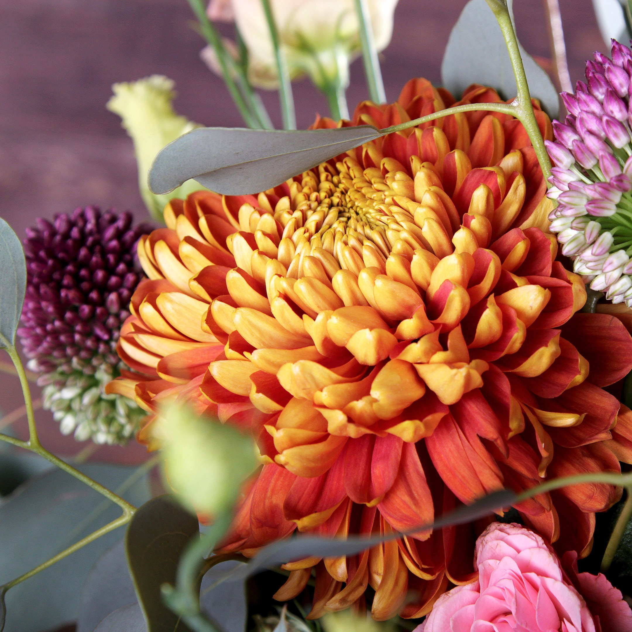 Букет хризантема, роза, лизиантус, аллиум. Флорист Маргарита Гладкова