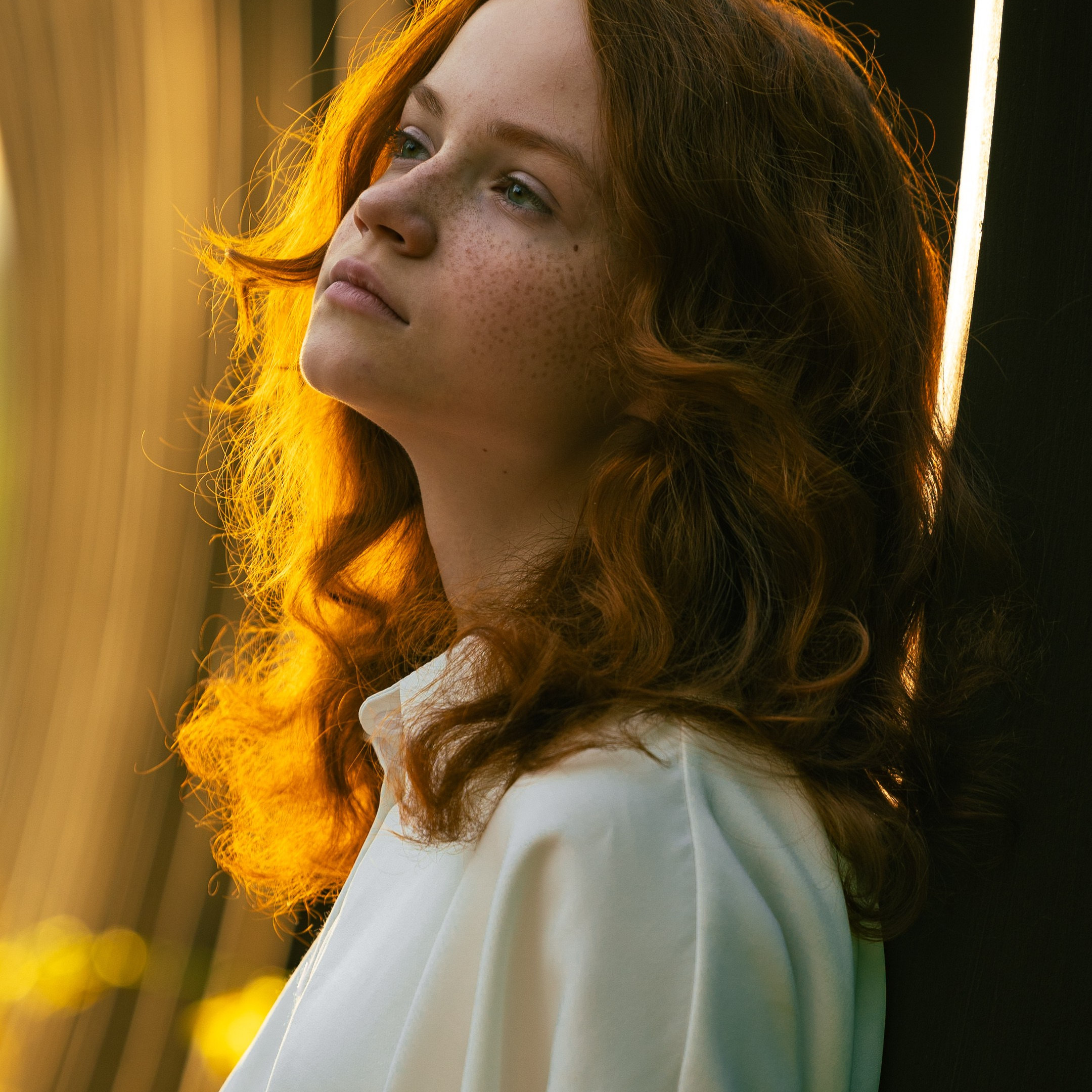 Фотография красивого женского портрета в лучах закатного солнца