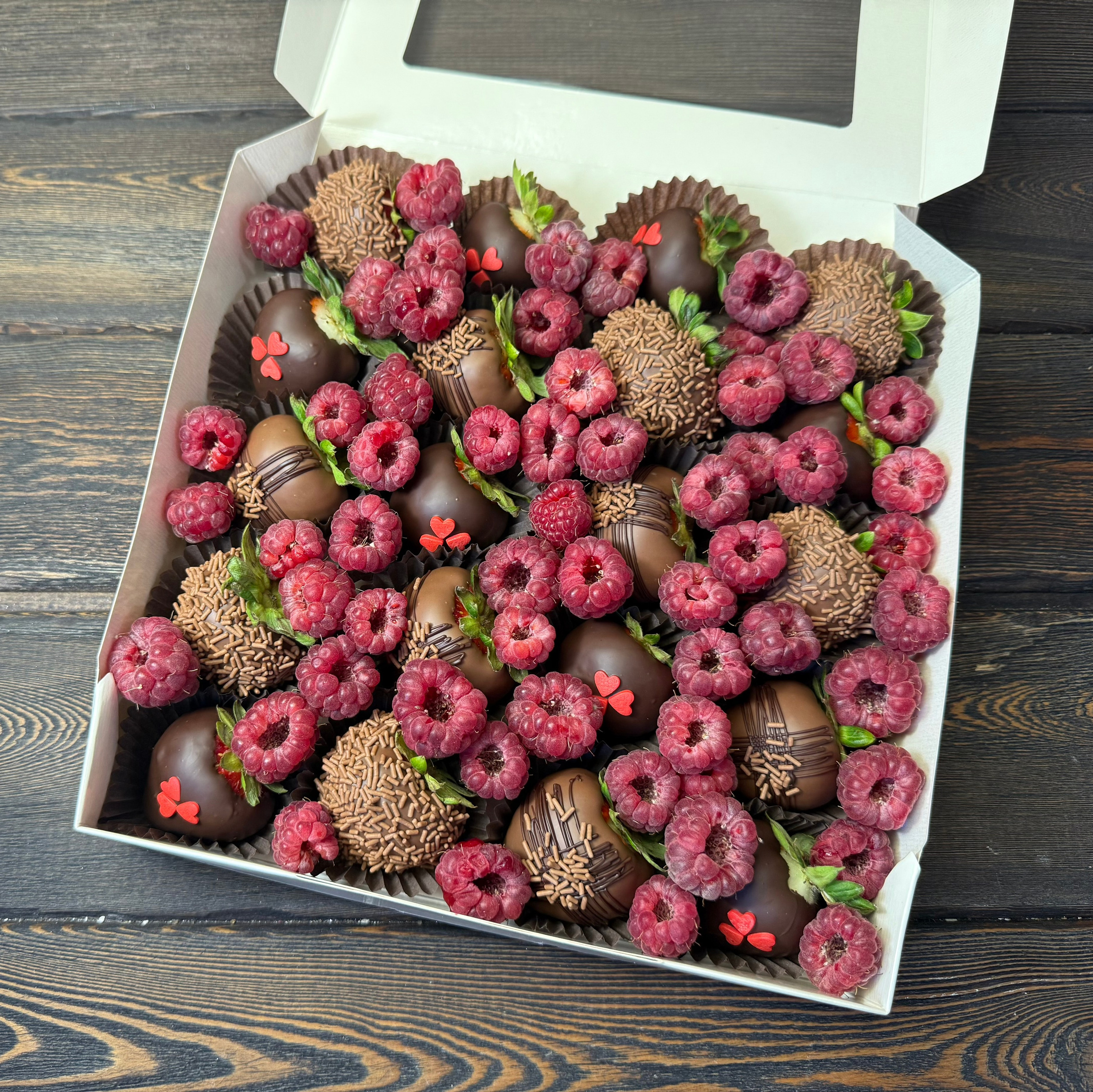 Наборы из клубники в шоколаде Сургут. Клубника в шоколаде в Сургуте
