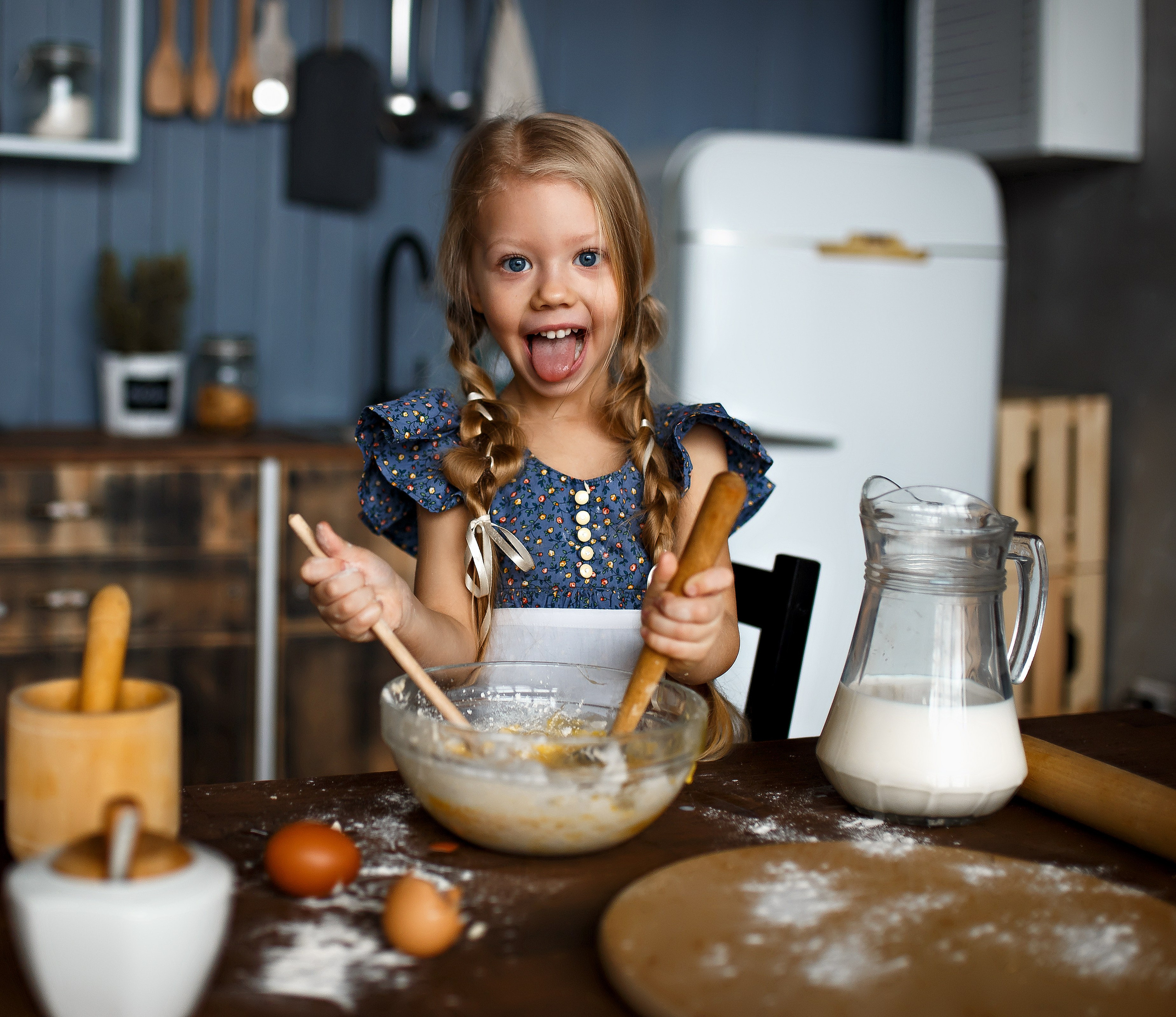 Детская фотосессия на кухне в Минске — девочка готовит/печет на кухне, репортажная детская фотография в интерьере