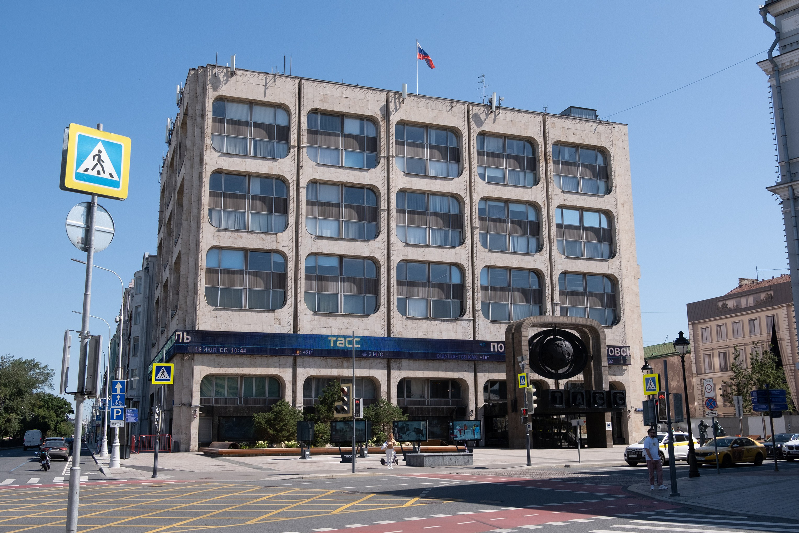 Здание ТАСС в Москве летом