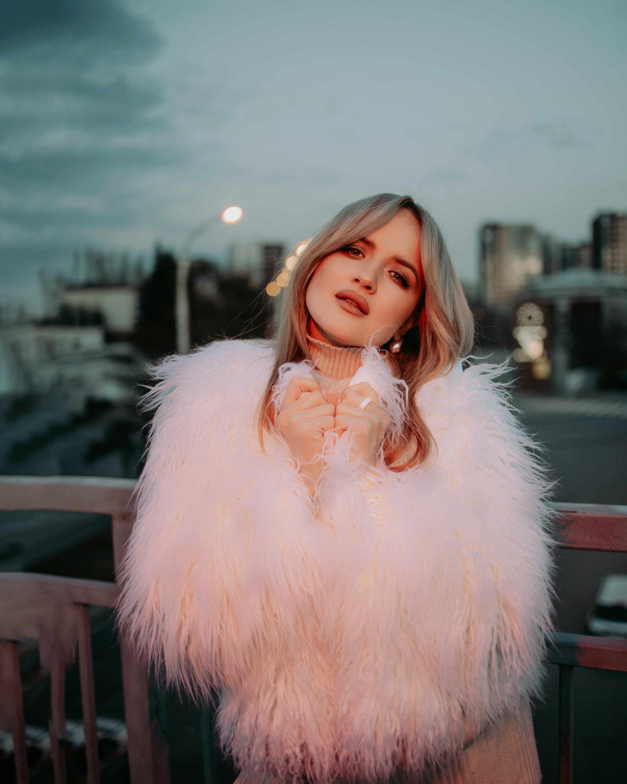 Портрет девушки на фоне вечернего города