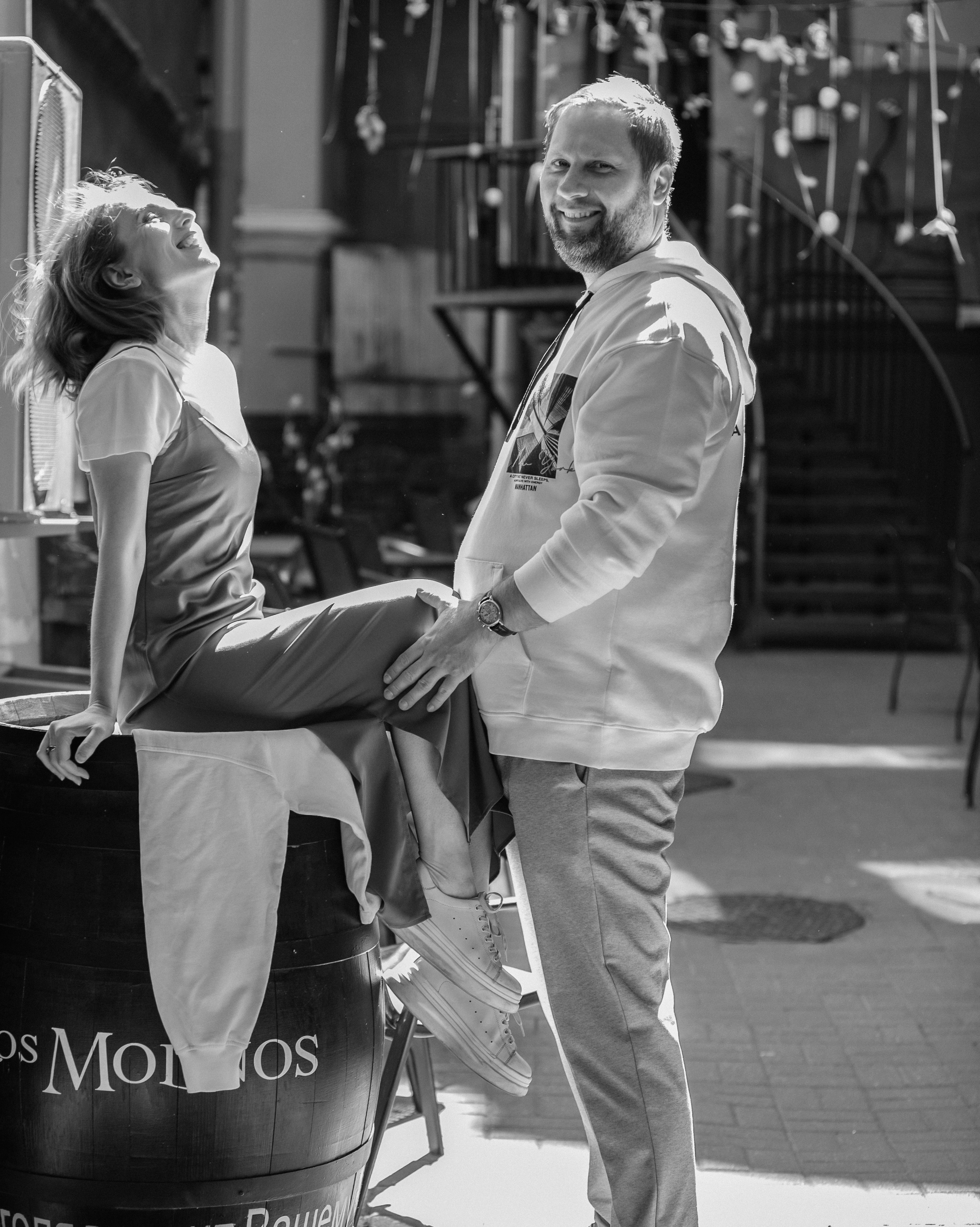 пара, влюблённые, лето, бочка, ч/б, тревал, мужчина, женщина, молодые, 