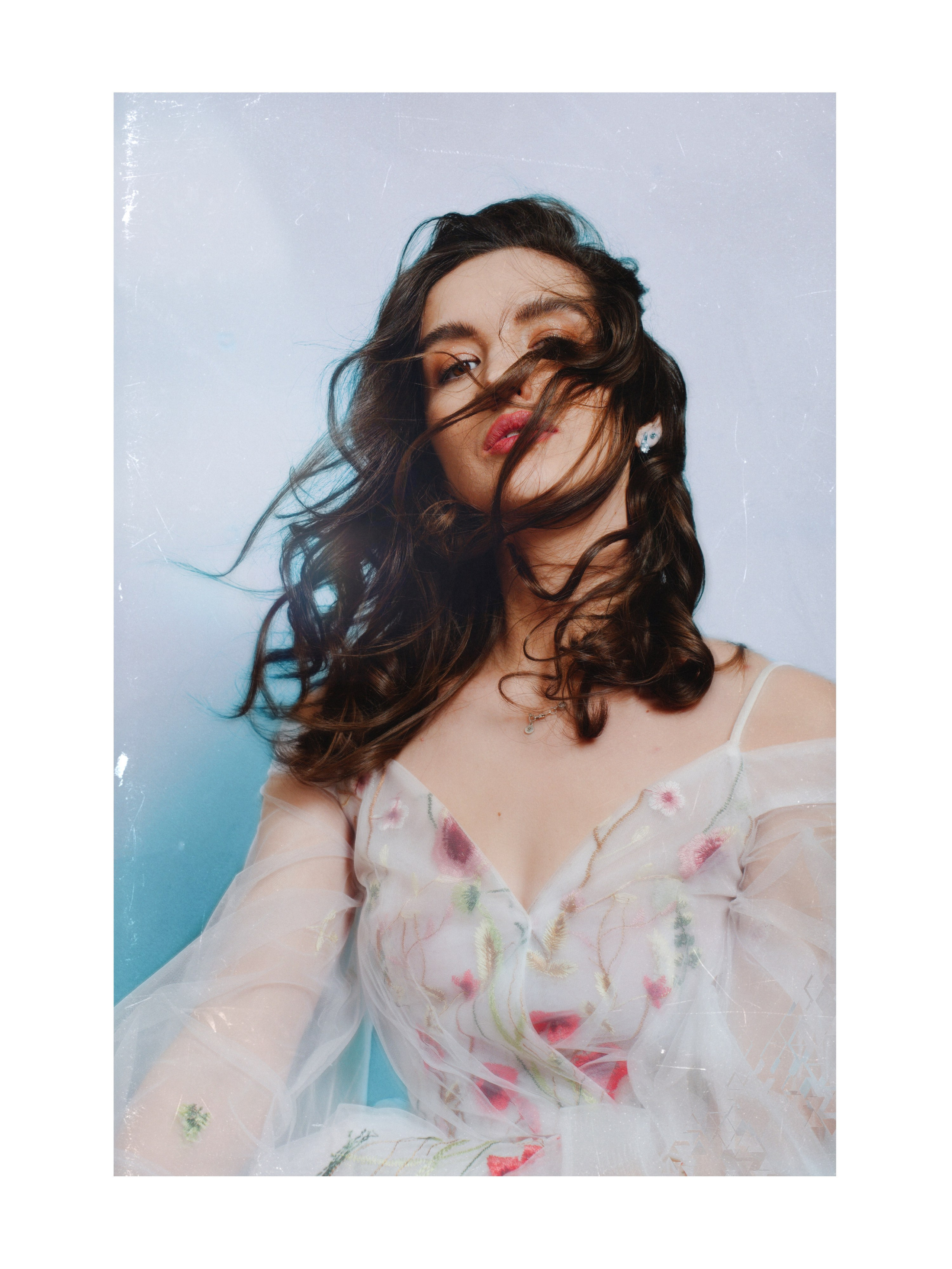 аля на ветру волосы прикрыли губы