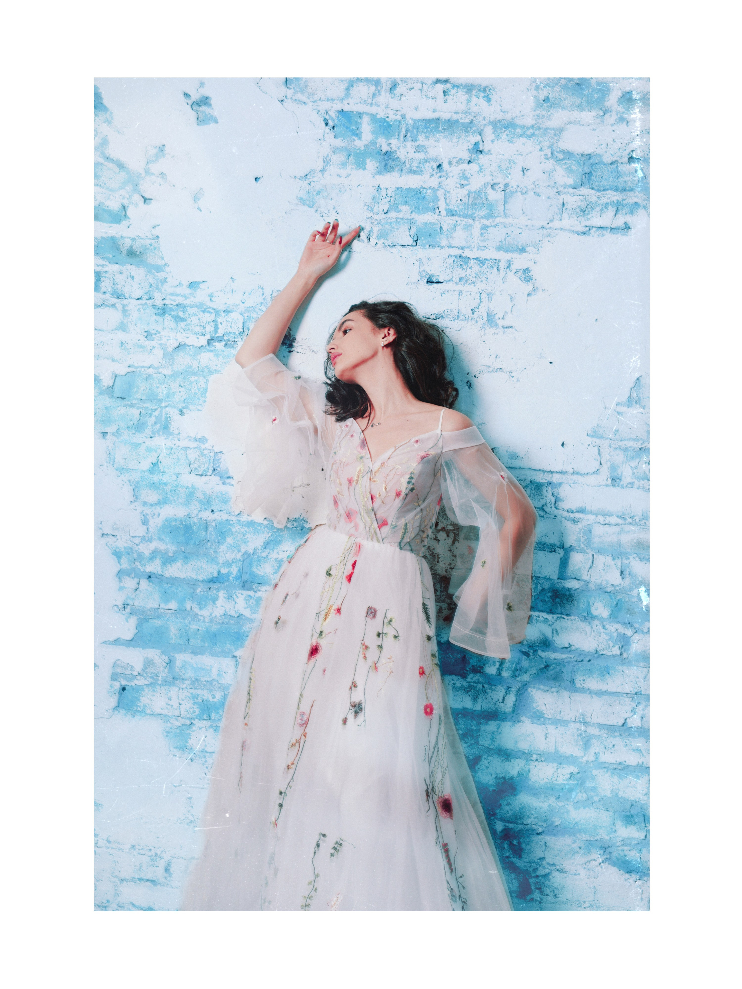 Аля у стены раскинув руки