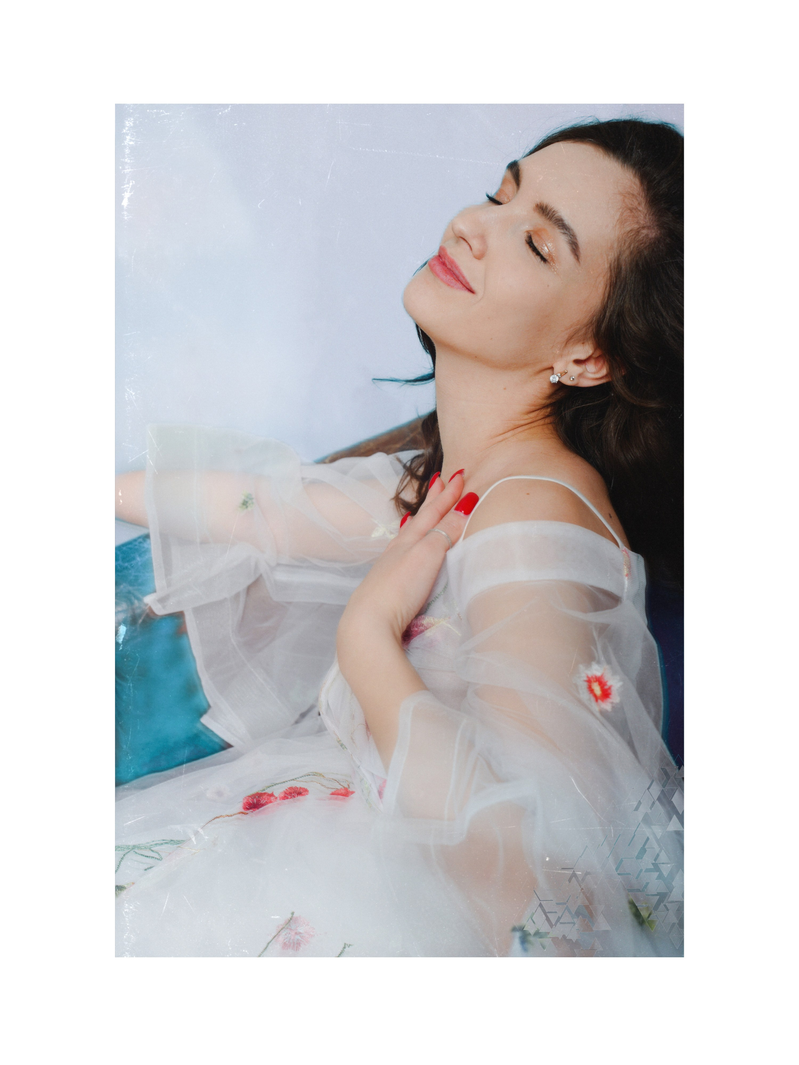 аля душевно и нежно гладит себя