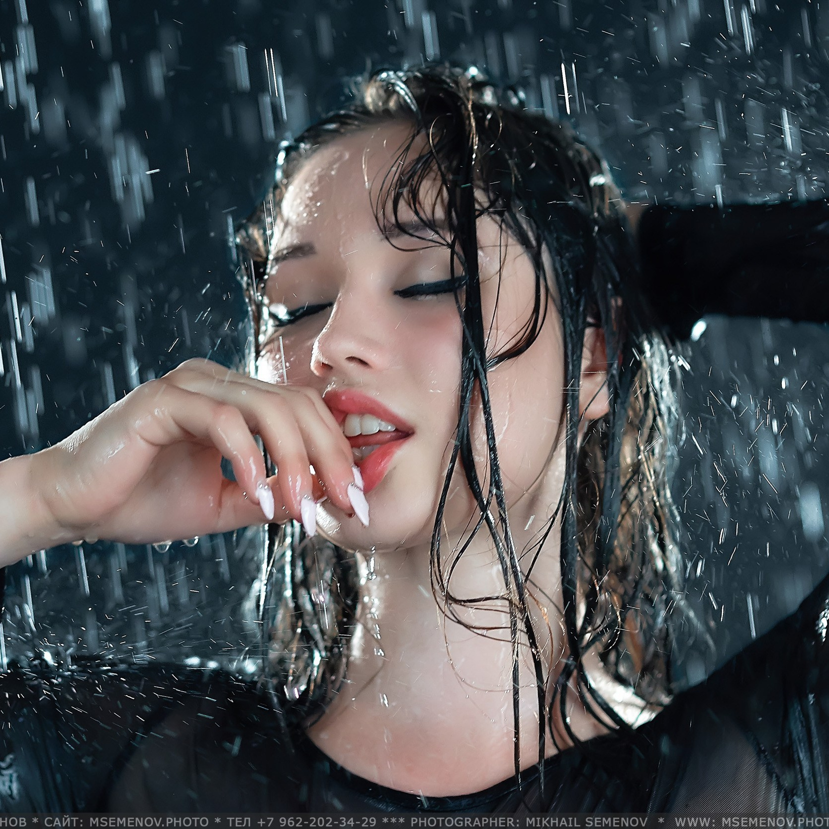 Аква-фотосъемка в Ярославле в каплях дождя. Профессиональная фотосъемка с водой, аква-фотосъемка! Эксклюзивная фото и видео съемка для девушки. Фотостудия, проф. оборудование, реквизит, команда. Чувственная фотосъемка для ценителей прекрасного.
