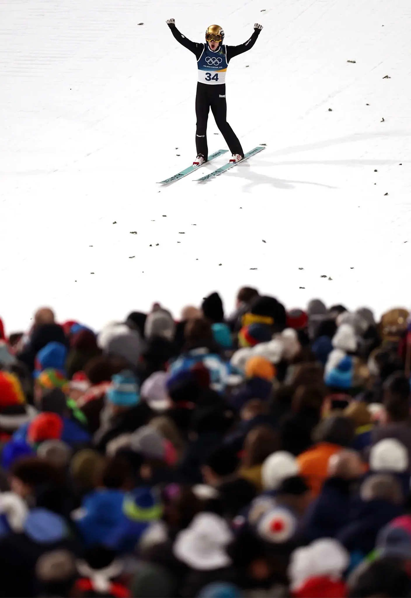 ВАЛЬ-ДИ-ФЬЕММЕ, ИТАЛИЯ. 9 ФЕВРАЛЯ. Валентин Фубер из сборной Франции реагирует на приземление после прыжка с трамплина в первом раунде индивидуальных соревнований по прыжкам с трамплина среди мужчин на третьем этапе зимних Олимпийских игр в Милане и Кортине-д’Ампеццо на стадионе для прыжков с трамплина в Предаццо 9 февраля 2026 года в Валь-ди-Фьемме, Италия. (Фото Мэдди Мейер/Getty Images)