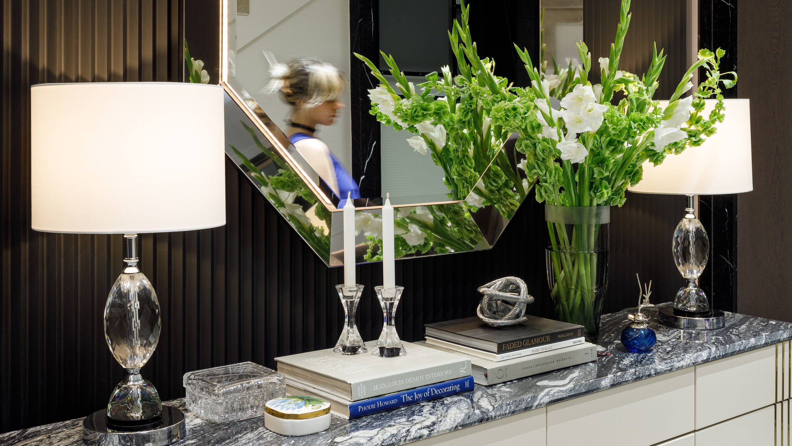 Bloom Buro: Интерьер таунхауса с холлом в стиле Four Seasons. Интерьерный фотограф Дима Птицын и стилист Дарья Копылова