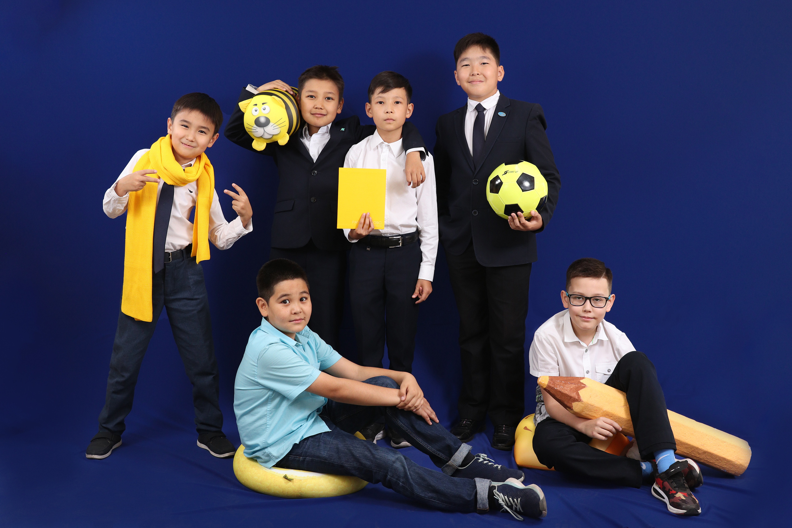 Стильные, современные фотокниги для школьников Алматы. Детский фотограф в Алматы, виньетки, выпускной альбом Алматы