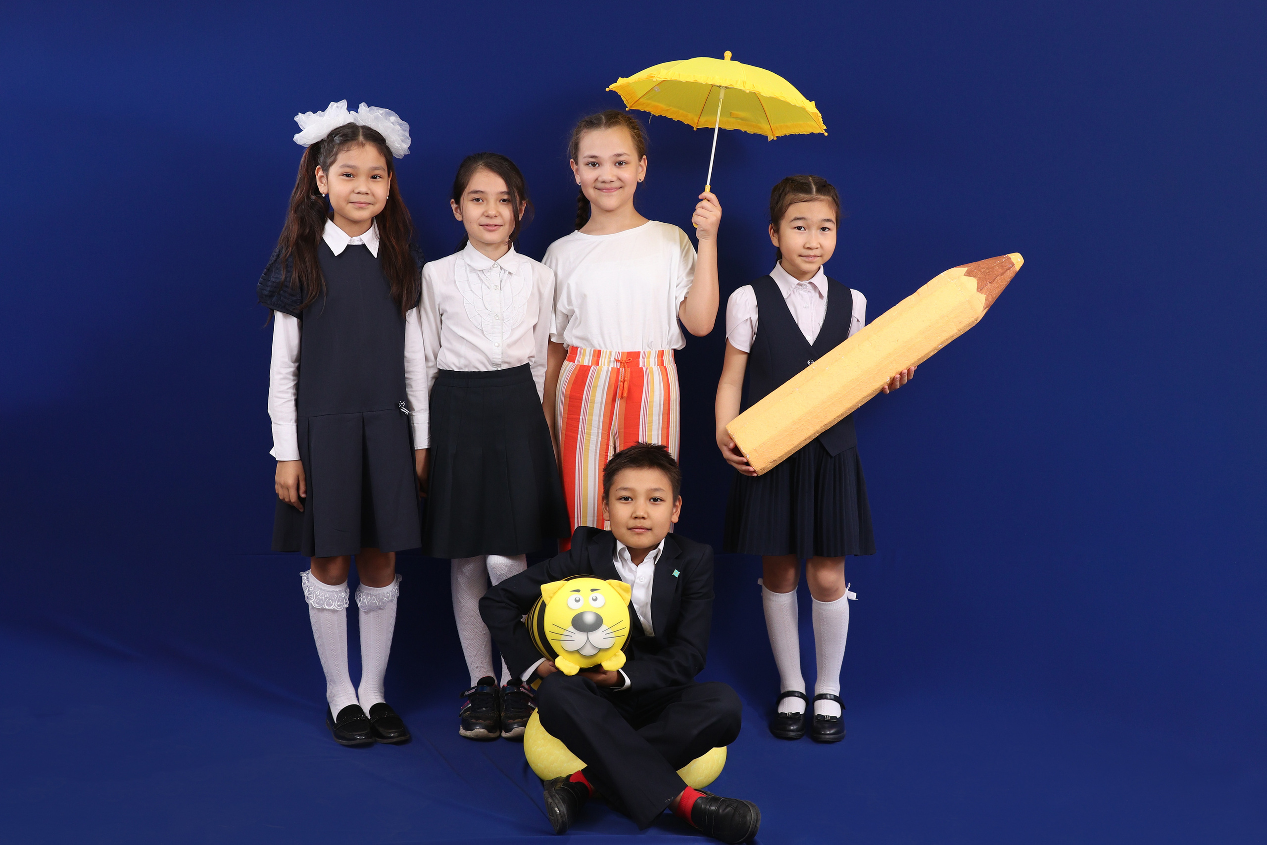 Стильные, современные фотокниги для школьников Алматы. Детский фотограф в Алматы, виньетки, выпускной альбом Алматы