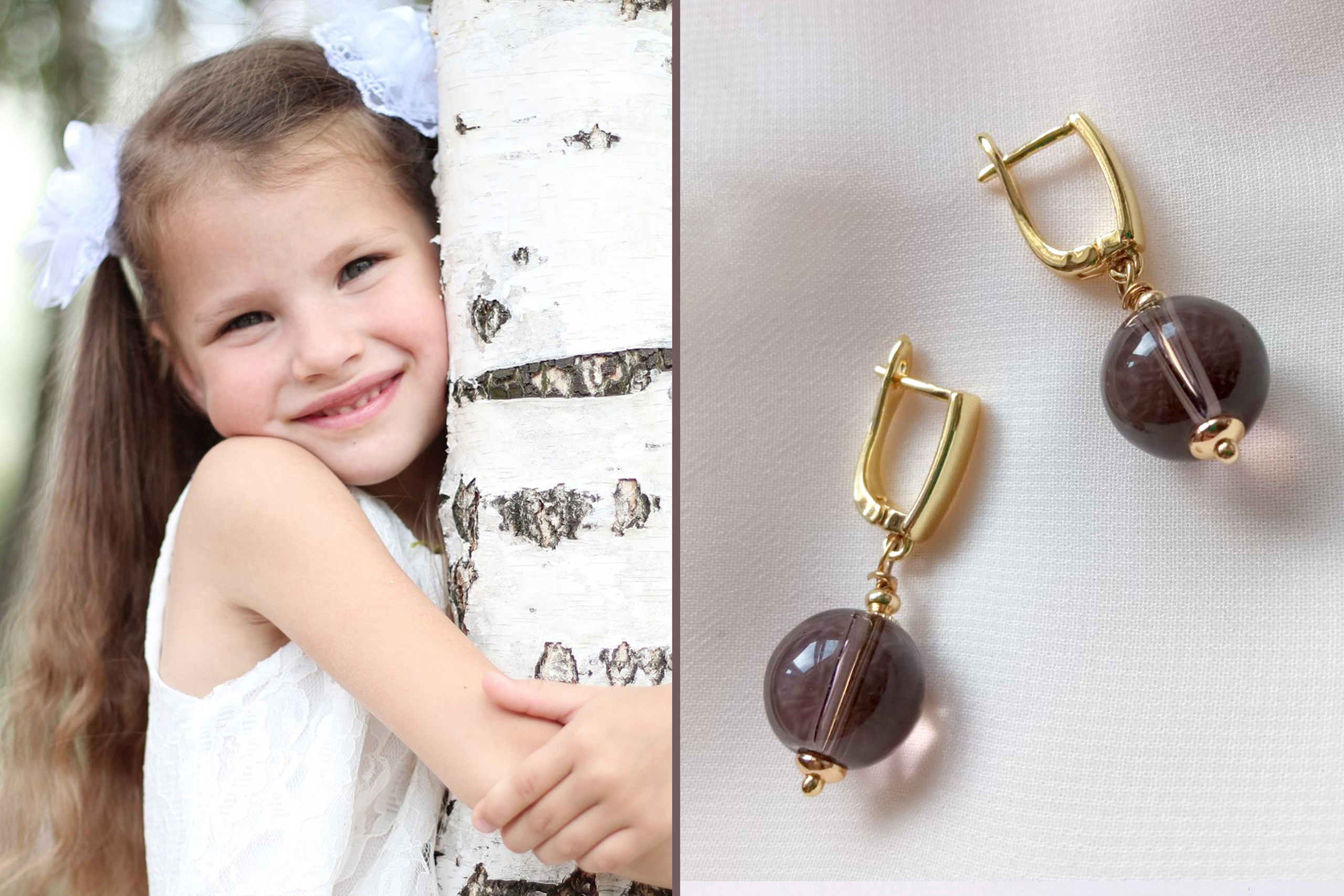 девочка с белыми бантами в белом платье и серьги с дымчатым кварцем