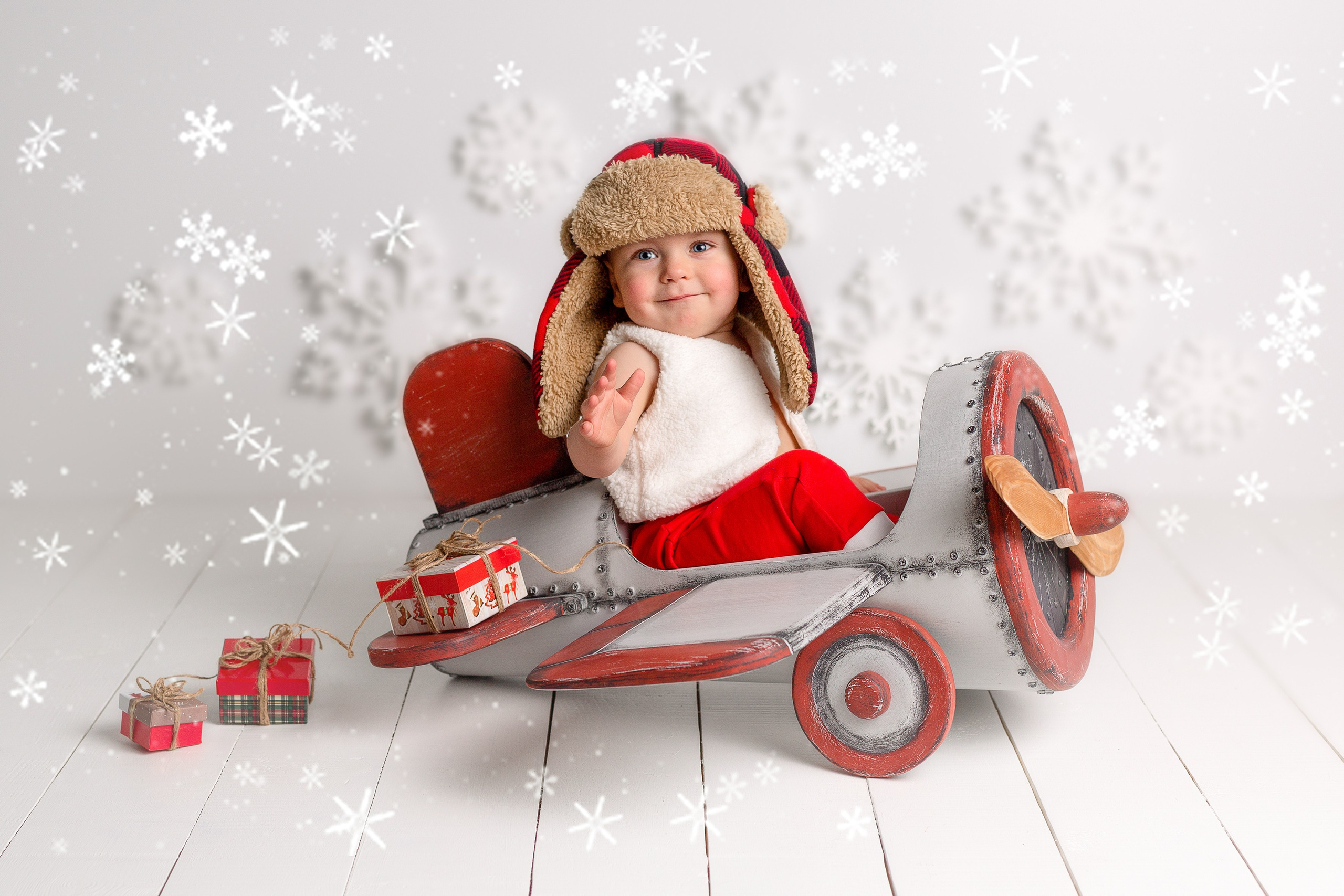 В самолёте малыш до года, вокруг снежинки.