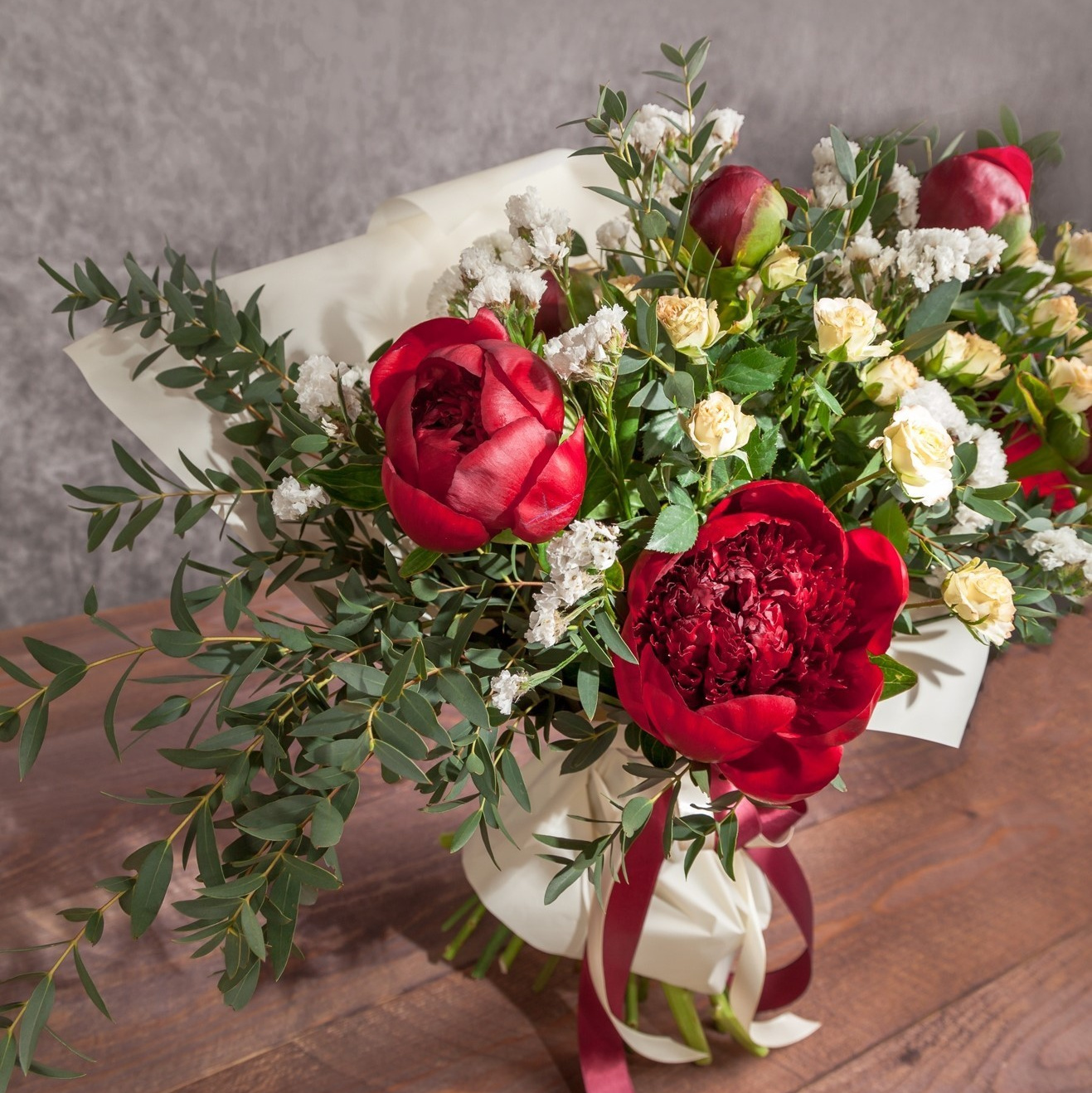Букет с красными пионами. Флорист Маргарита Гладкова