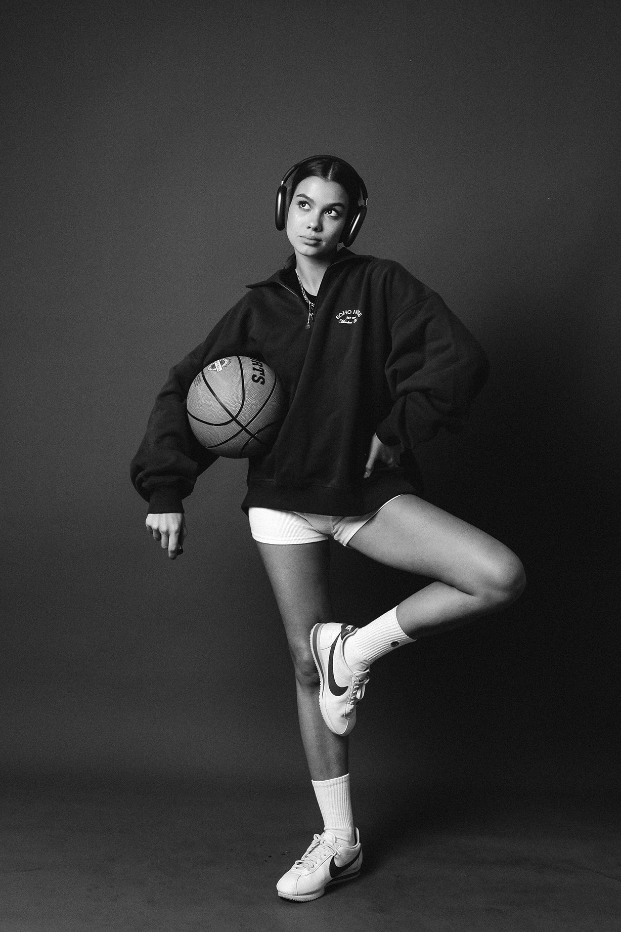 Темно-серый фон в Автопортретной. Self-portrait studio in Samara