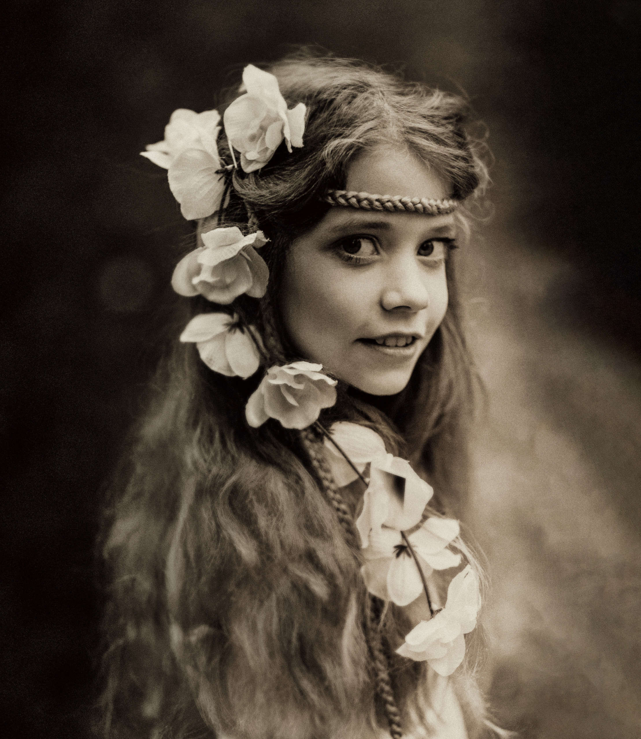 Портретная фотосъемка девочки с цветами