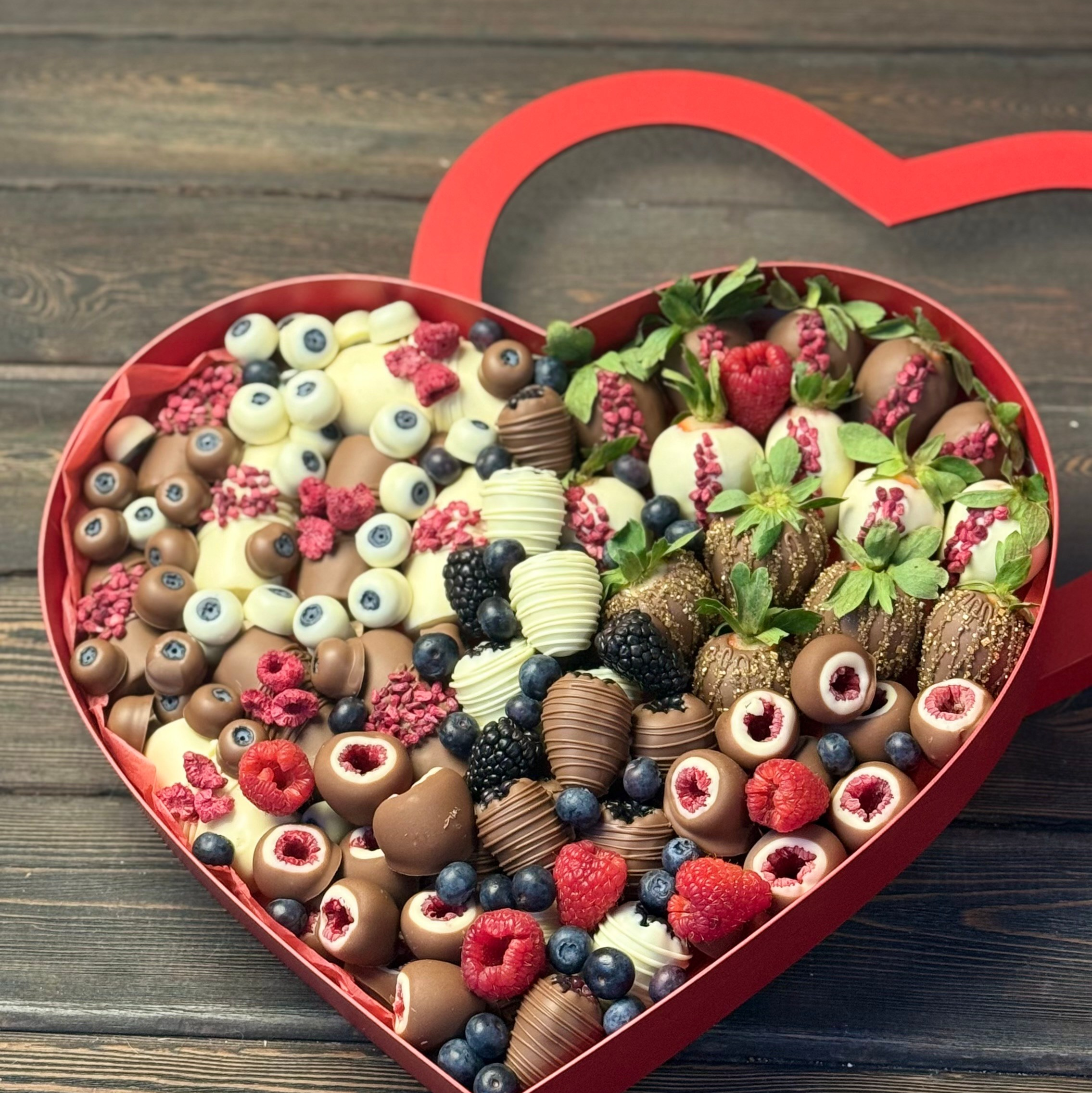Наборы из клубники в шоколаде СЕРДЕЧКИ. Клубника в шоколаде в Сургуте