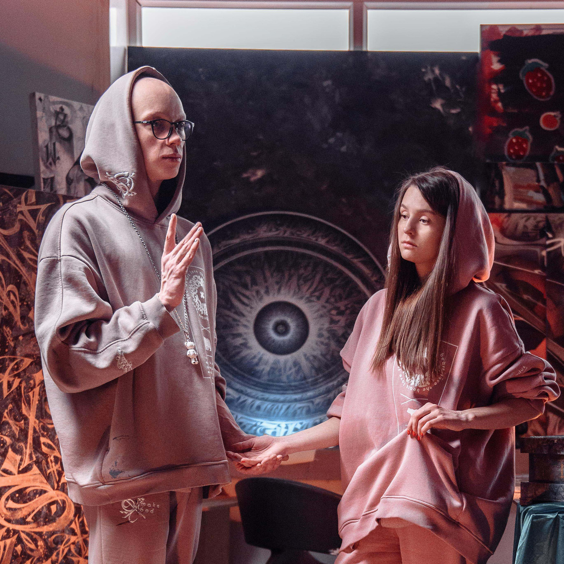 Каллиграфия на холстах со смыслом от Андрея Рэя