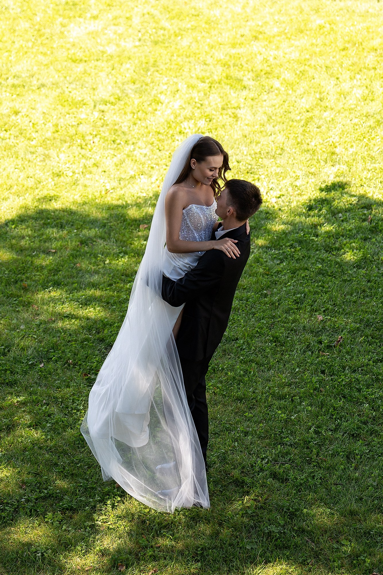 свадебное фото в полный рост на фоне зелени в танце, фотограф сергей ярилин, естественная ретушь