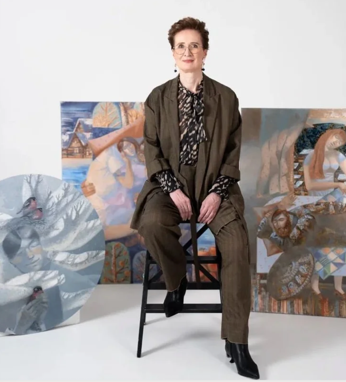 Шадрина Юлия. Окончив в 1999 году факультет дизайна Уральской Архитектурно-Художественной Академии с красным дипломом, я более 20 лет руководила собственной студией интерьерного дизайна. Однако живопись всегда оставалась моей настоящей страстью. Последние пять лет я активно развиваюсь в этом направлении: обучалась у российских и зарубежных мастеров, копировала в Эрмитаже, прошла курс в летней школе Академии имени Репина и совершенствовала мастерство в частной студии живописи в Екатеринбурге.