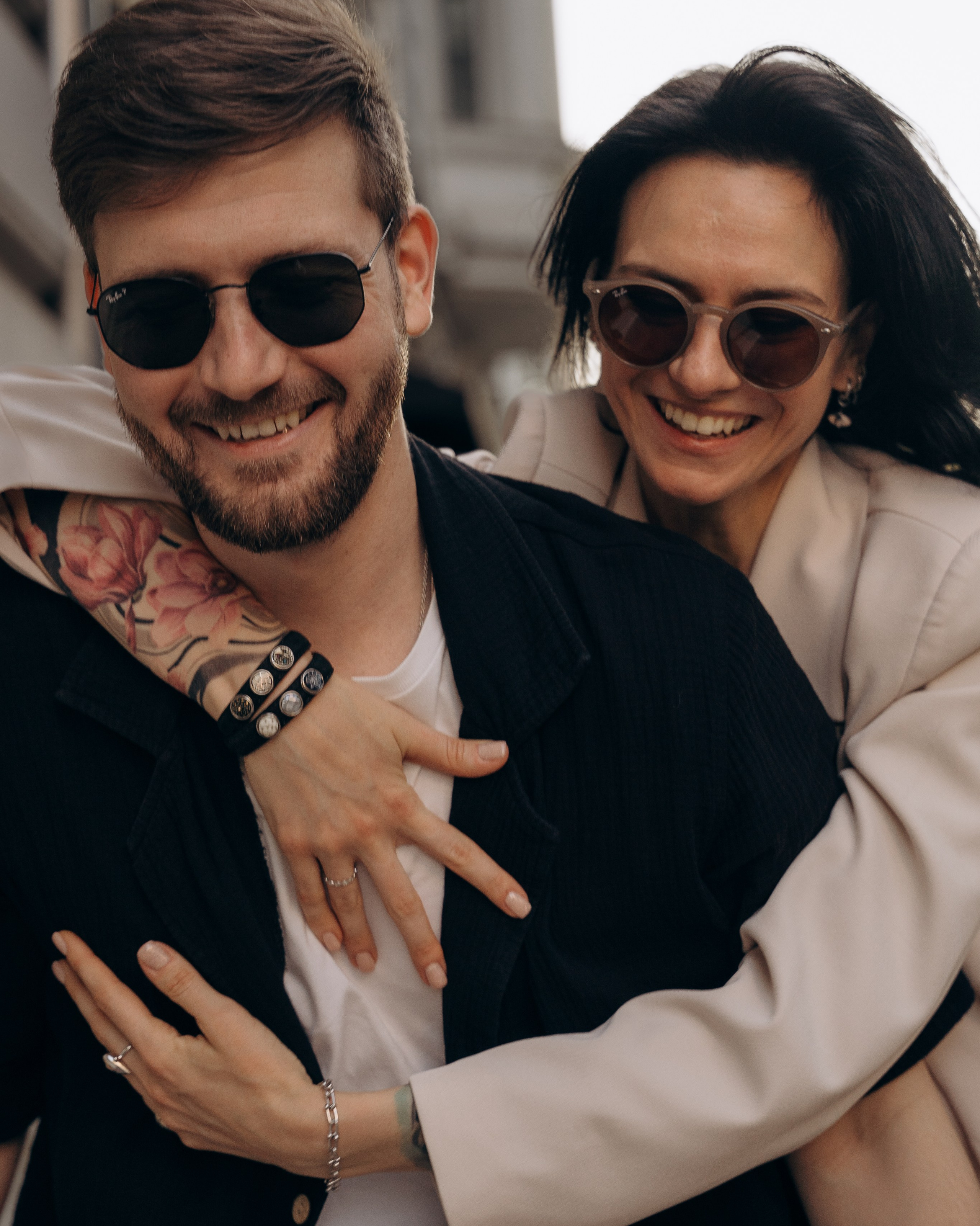 Love story фотосессия в Москве — живая и эмоциональная съёмка пары Фотосессия love story на природе — искренние моменты влюблённой пары  Романтическая фотосессия пары в Москве — естественные эмоции Профессиональная съёмка love story — тёплые и живые кадры Love story фотосессия — прогулка пары и искренние чувства