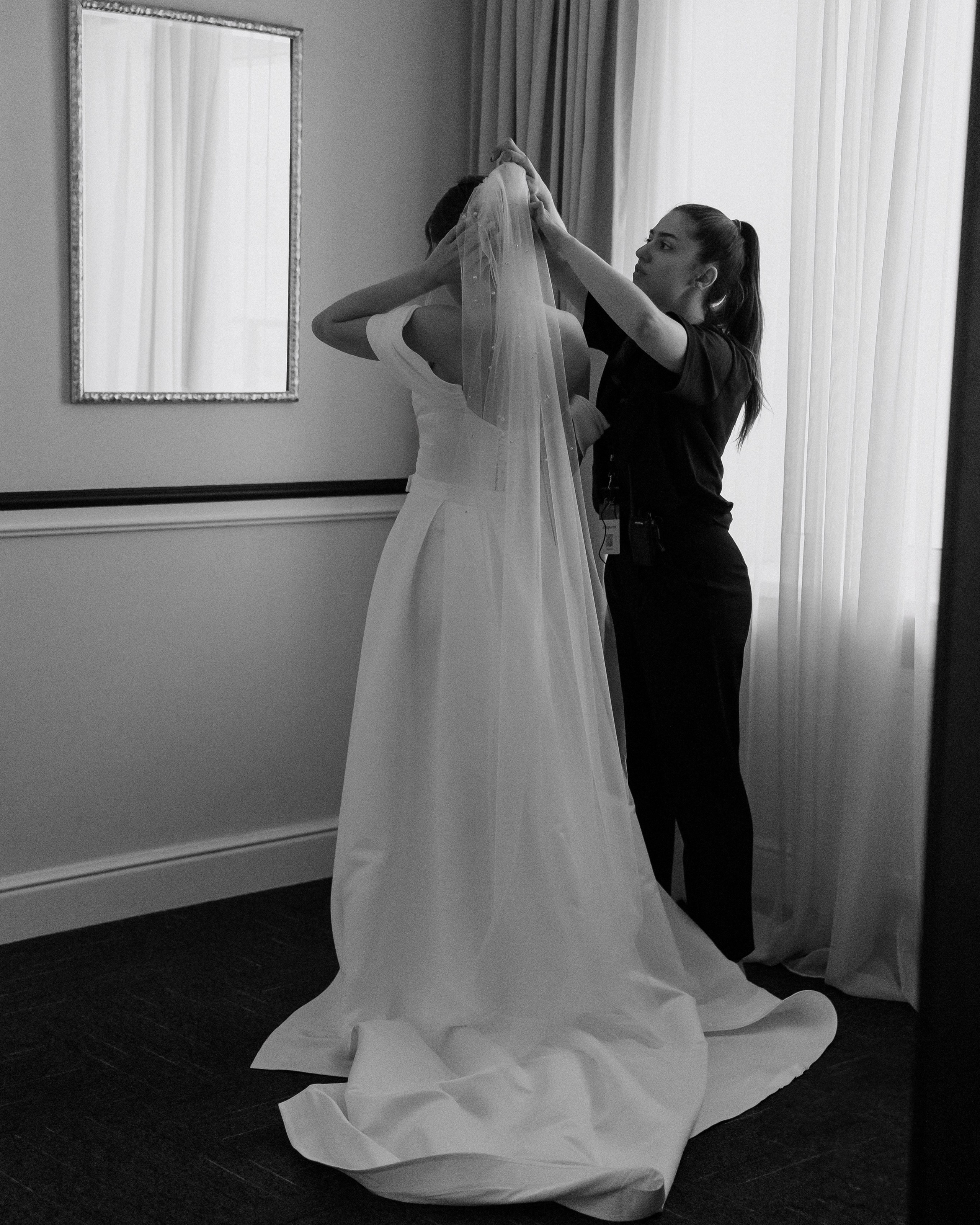 Свадебный координатор помогает невесте с подготовкой. Свадебный координатор помогает невесте в день свадьбы