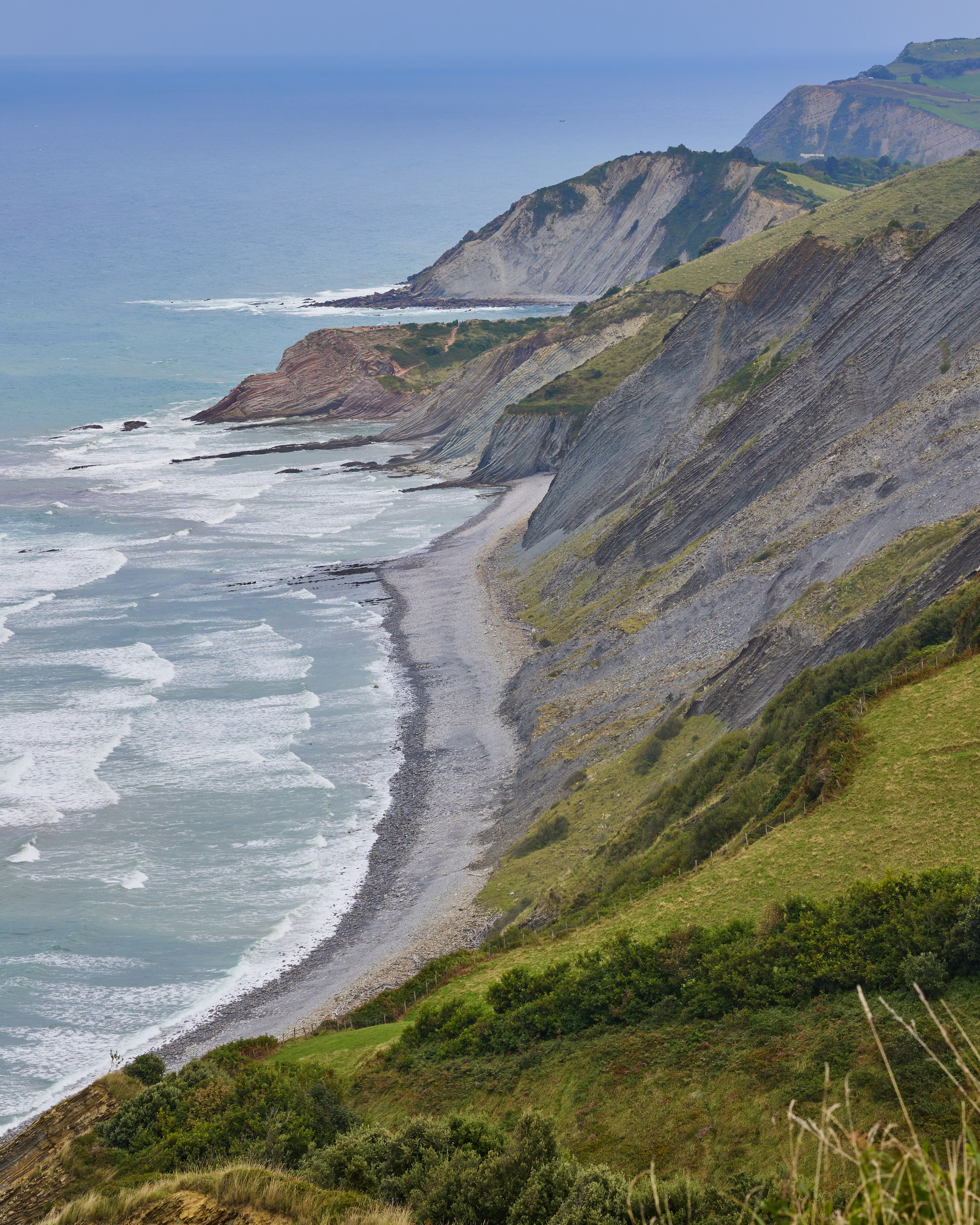 Съемки каталогов для маркетплейсов. Профессиональный фотограф Анна Баранова в Москве. Модель позирует на циклораме