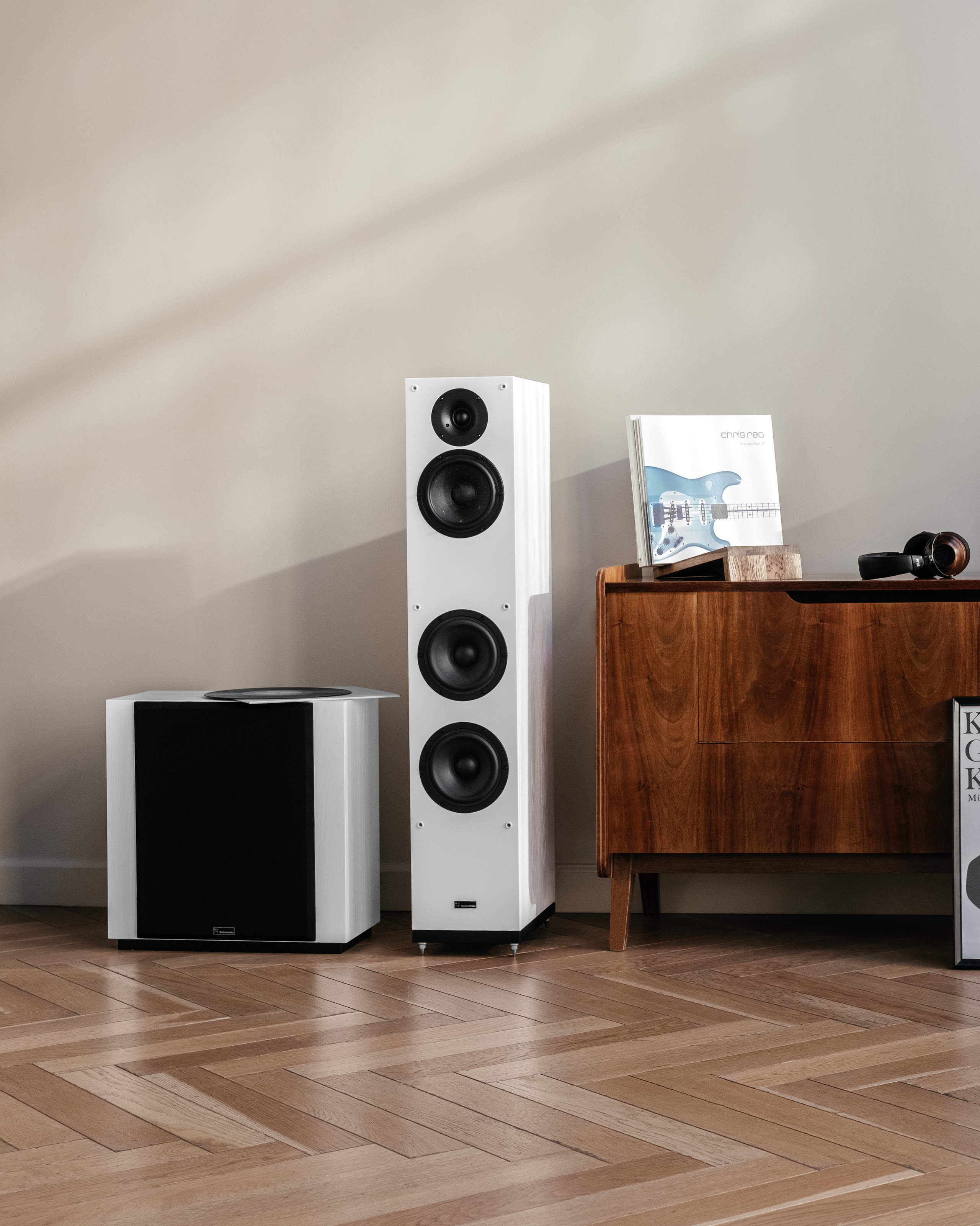 Предметная фотография в интерьере на светлом фоне