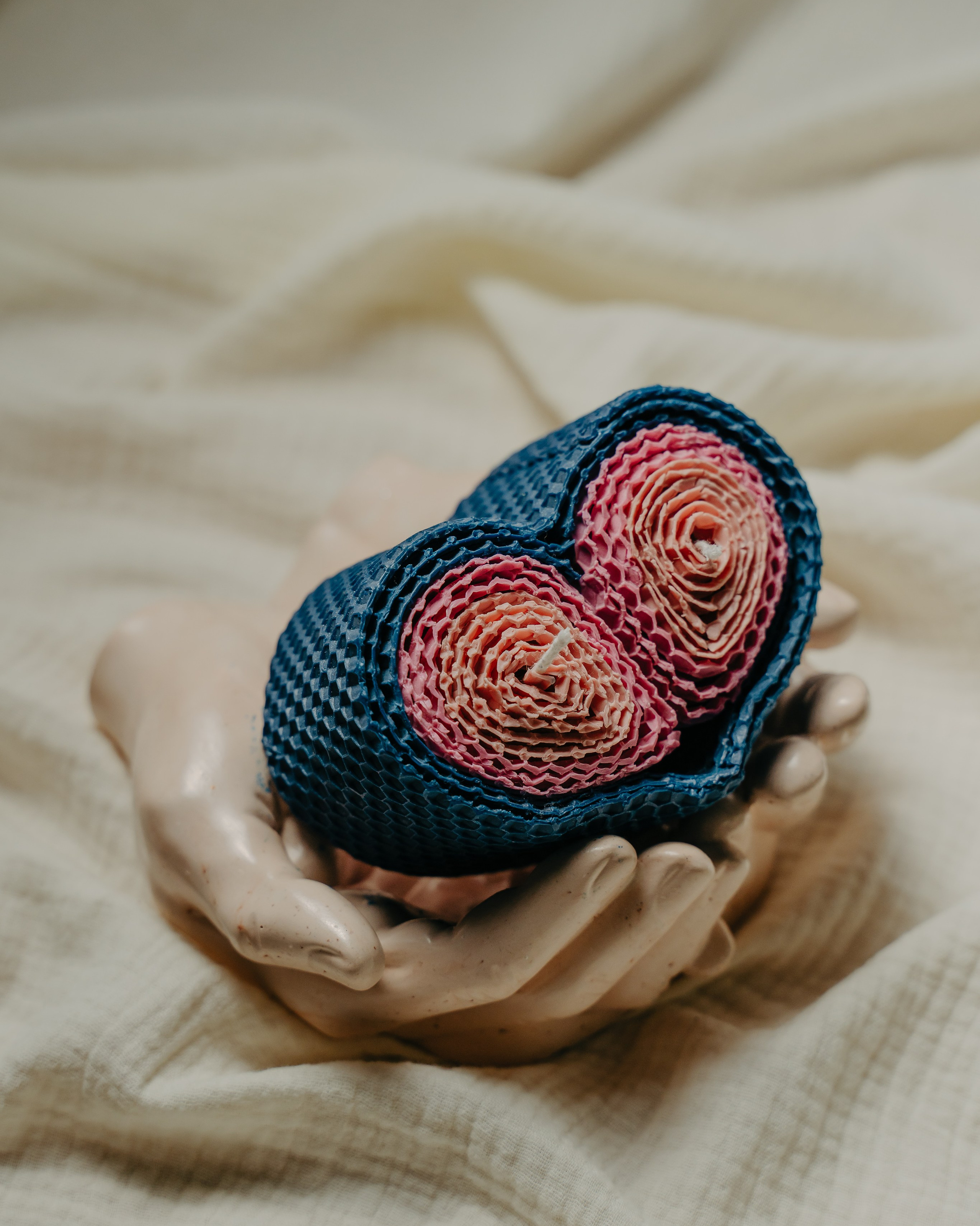 Создали трендовые соевые свечи в форме мужского и женского тела