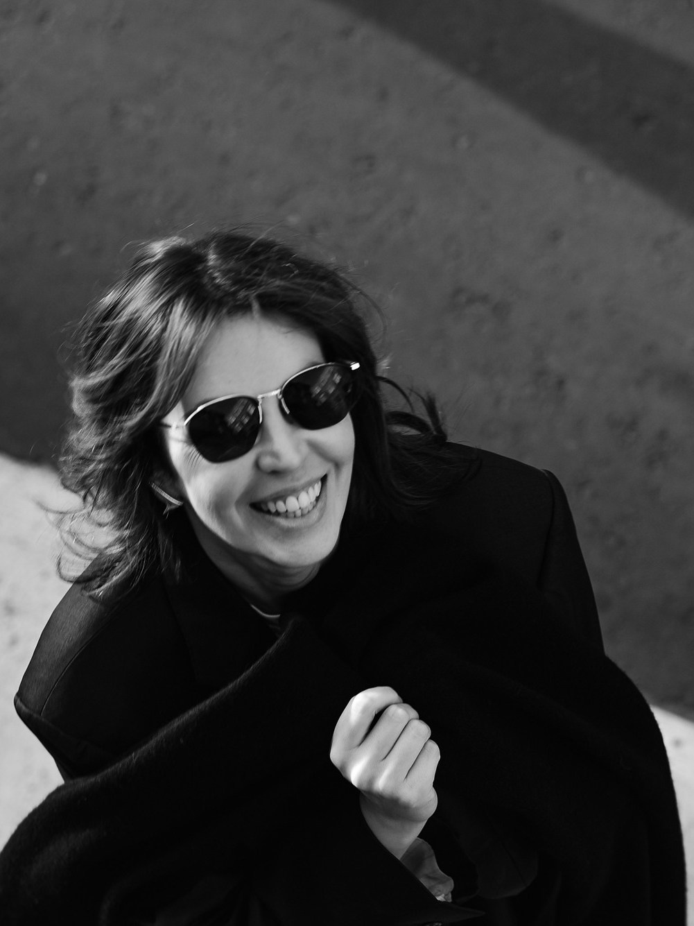 Стрит-фотосессия женщины в чёрно-белой эстетике