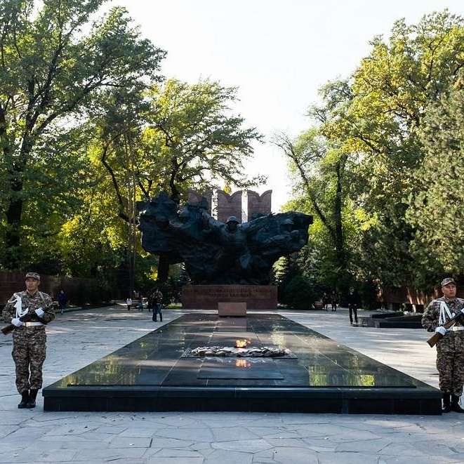 Вечный огонь и памятник 28 панфиловцам в Алматы — мемориальный комплекс