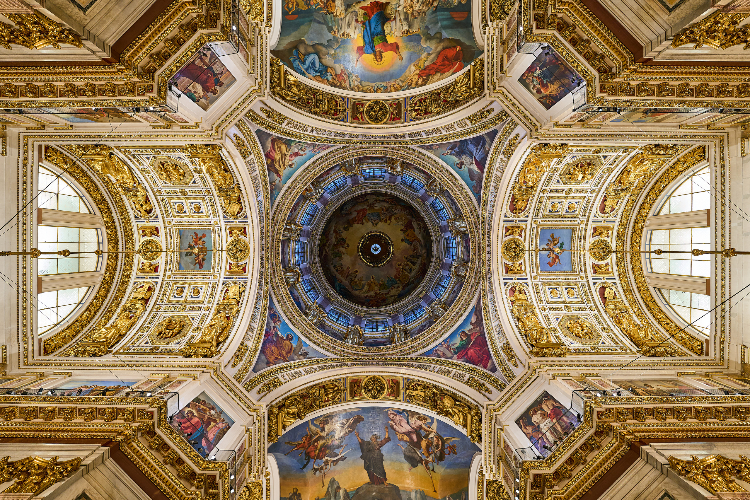 Купол Исакиевского собора в Санкт-Петербурге с парящим голубем