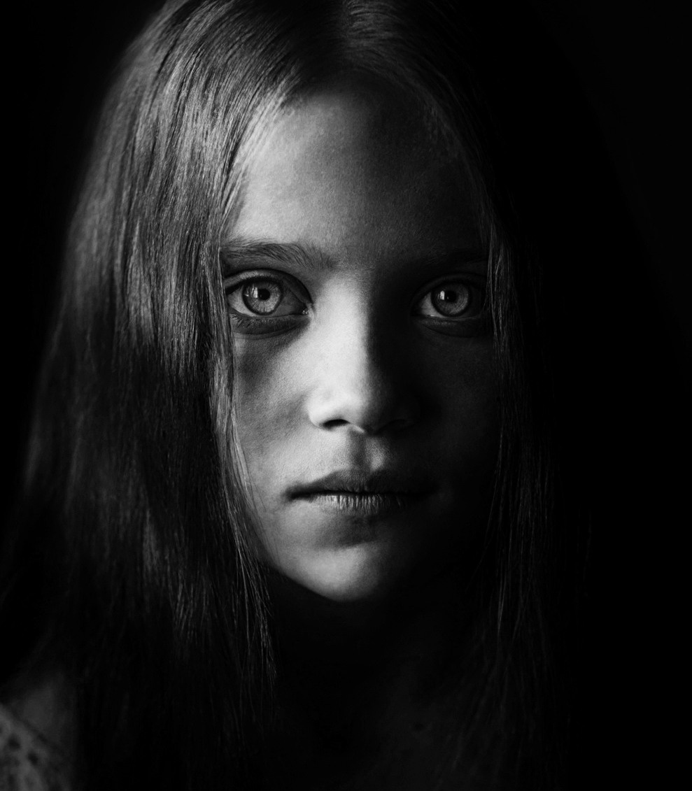 Портретная фотосъемка девушки с красивыми глазами