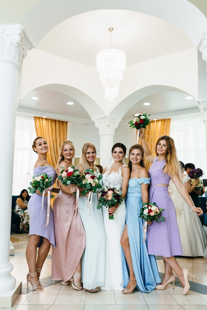 Фотограф в ЗАГС сделал снимок невесты с подругами в просторном зале Таганского ЗАГСа – получилась прекрасная фотография невесты в окружении красивых подруг в роскошных платьях