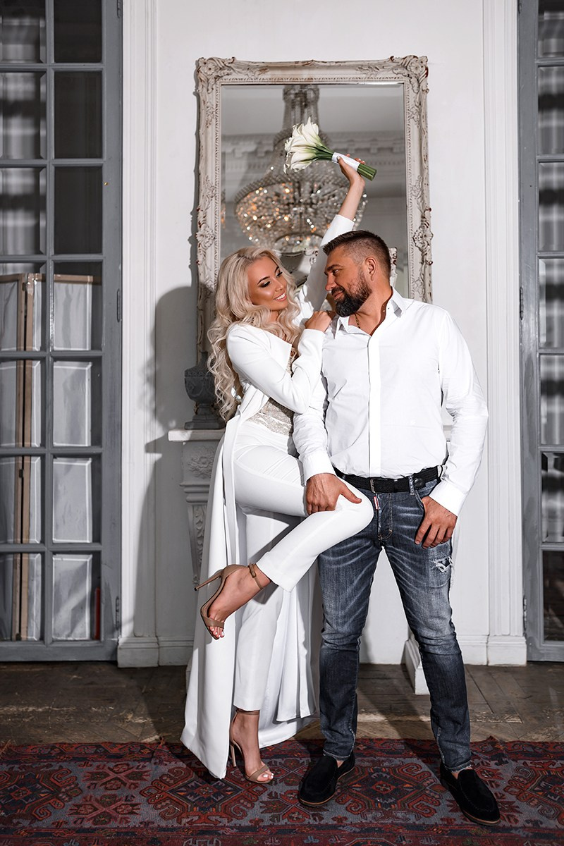 Портрет женщины и мужчины с ярким выражением лица, освещенной мягким светом на светлом фоне