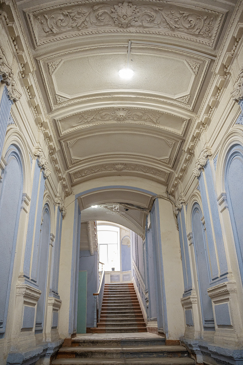 Голубая парадная в районе Чернышевской. Фотограф и искусствовед в Туле и Санкт-Петербурге Нелли Некрасова