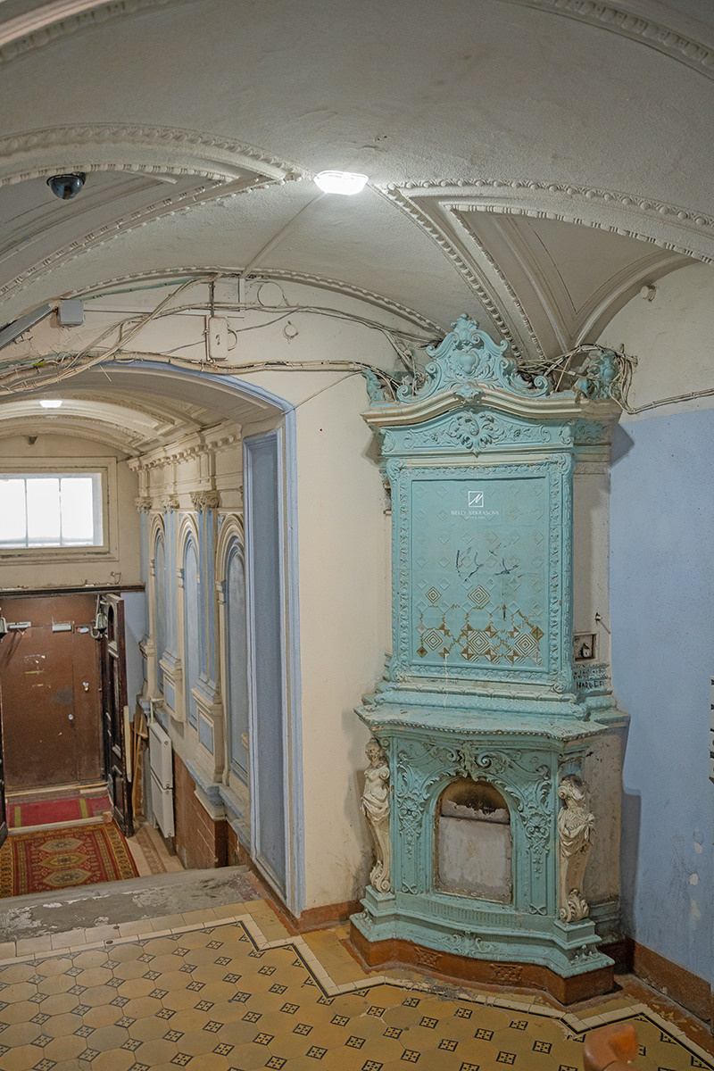 Голубая парадная в районе Чернышевской. Фотограф и искусствовед в Туле и Санкт-Петербурге Нелли Некрасова