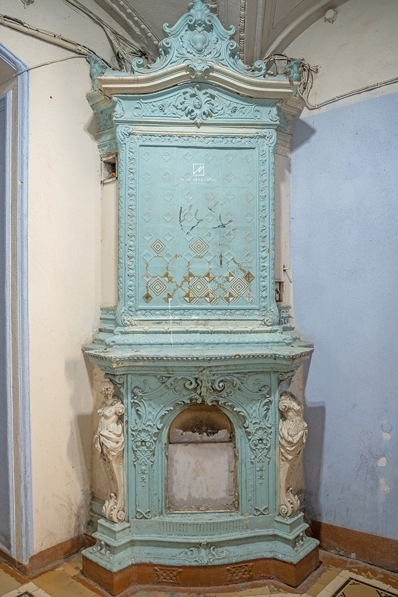 Голубая парадная в районе Чернышевской. Фотограф и искусствовед в Туле и Санкт-Петербурге Нелли Некрасова