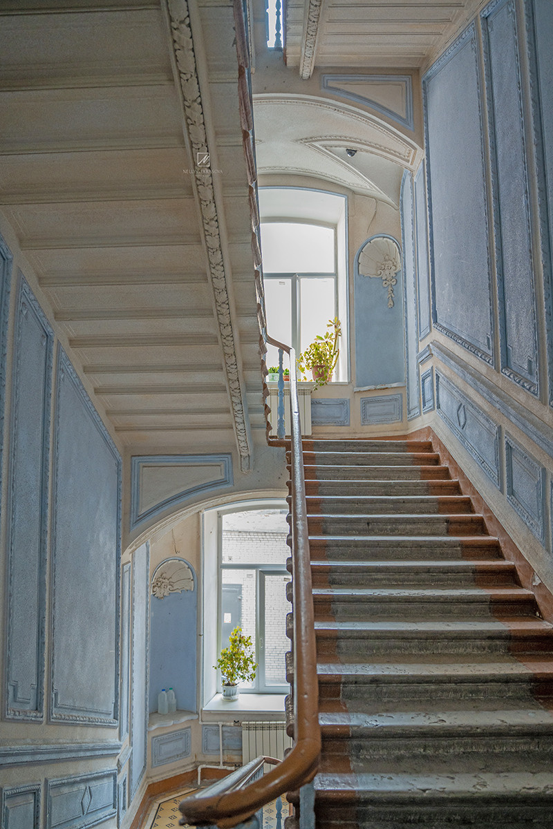 Голубая парадная в районе Чернышевской. Фотограф и искусствовед в Туле и Санкт-Петербурге Нелли Некрасова