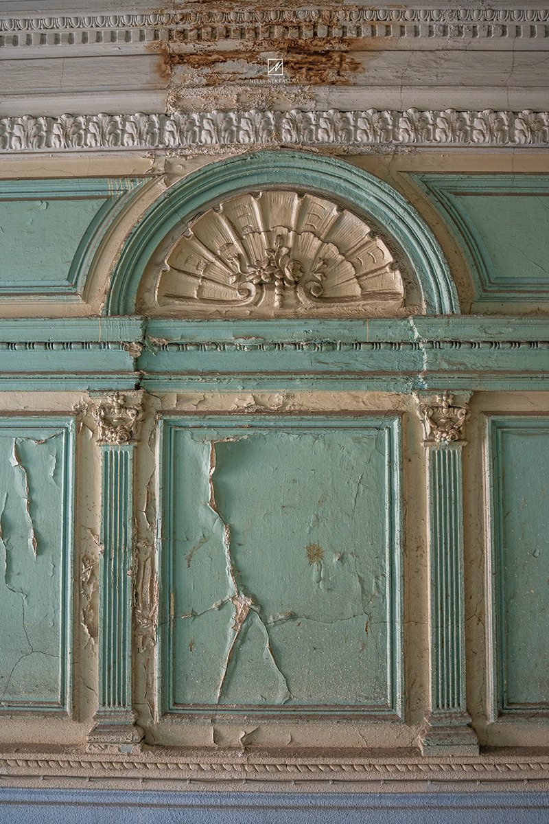 Голубая парадная в районе Чернышевской. Фотограф и искусствовед в Туле и Санкт-Петербурге Нелли Некрасова